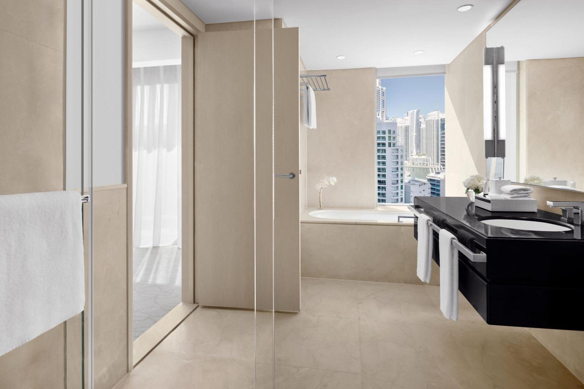 Camera Executive con Vista Città, Letto King Size, Accesso al Club Lounge con Colazione, Pranzo e Cena, e Accesso Diretto al Dubai Marina Mall e al Marina Walk