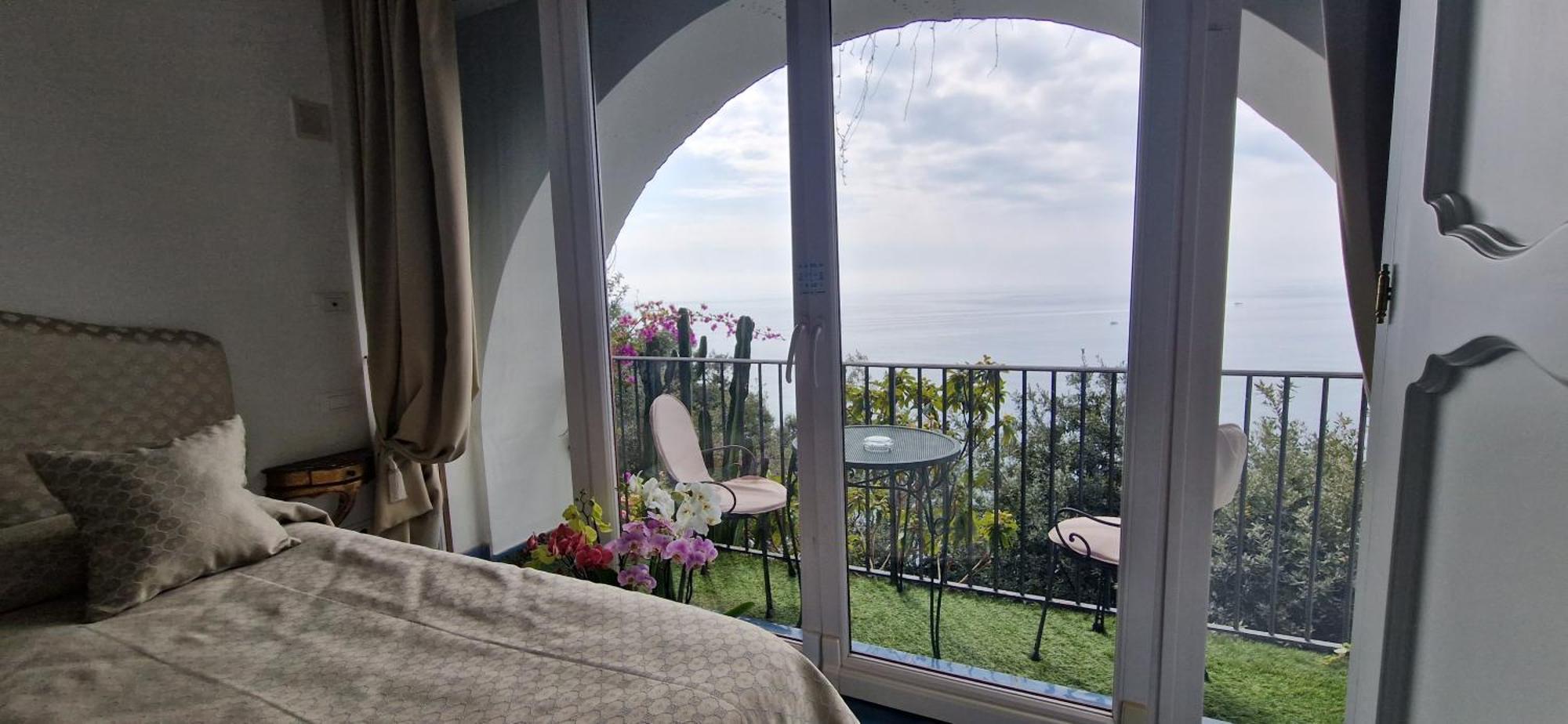 Camera Matrimoniale Superior con Balcone e Vista Mare Parziale