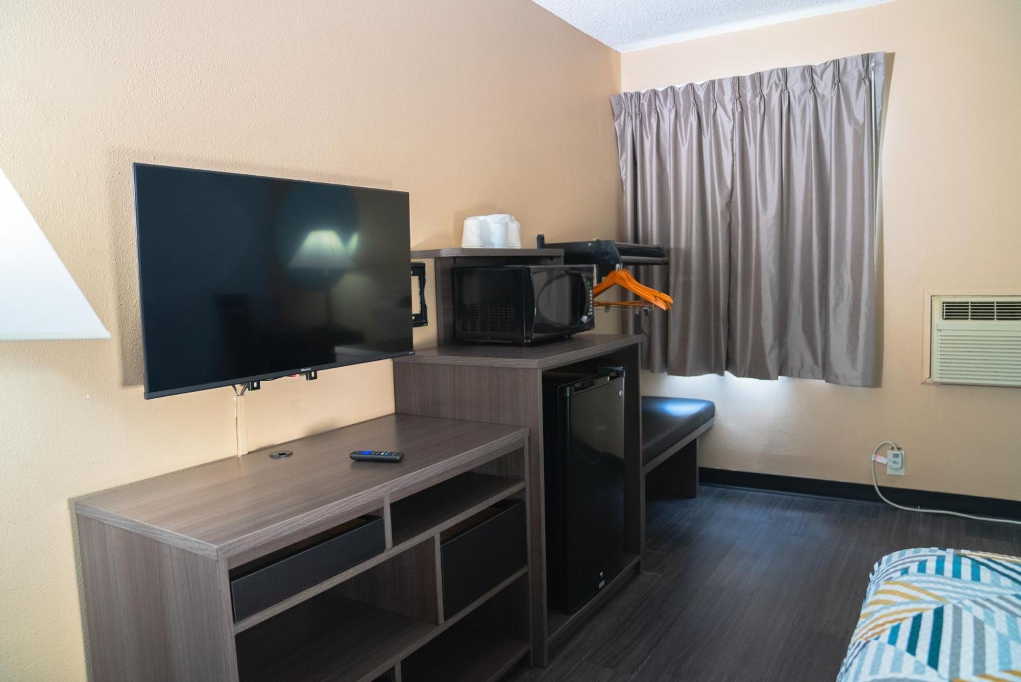 Queen Room - Disability Access - Non-Smoking