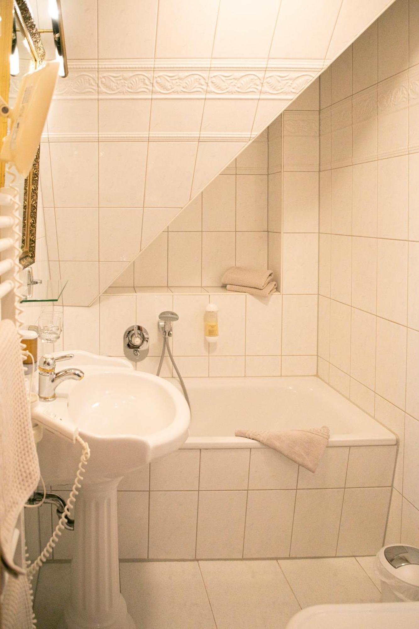 Economy Double Room with small Bathtub