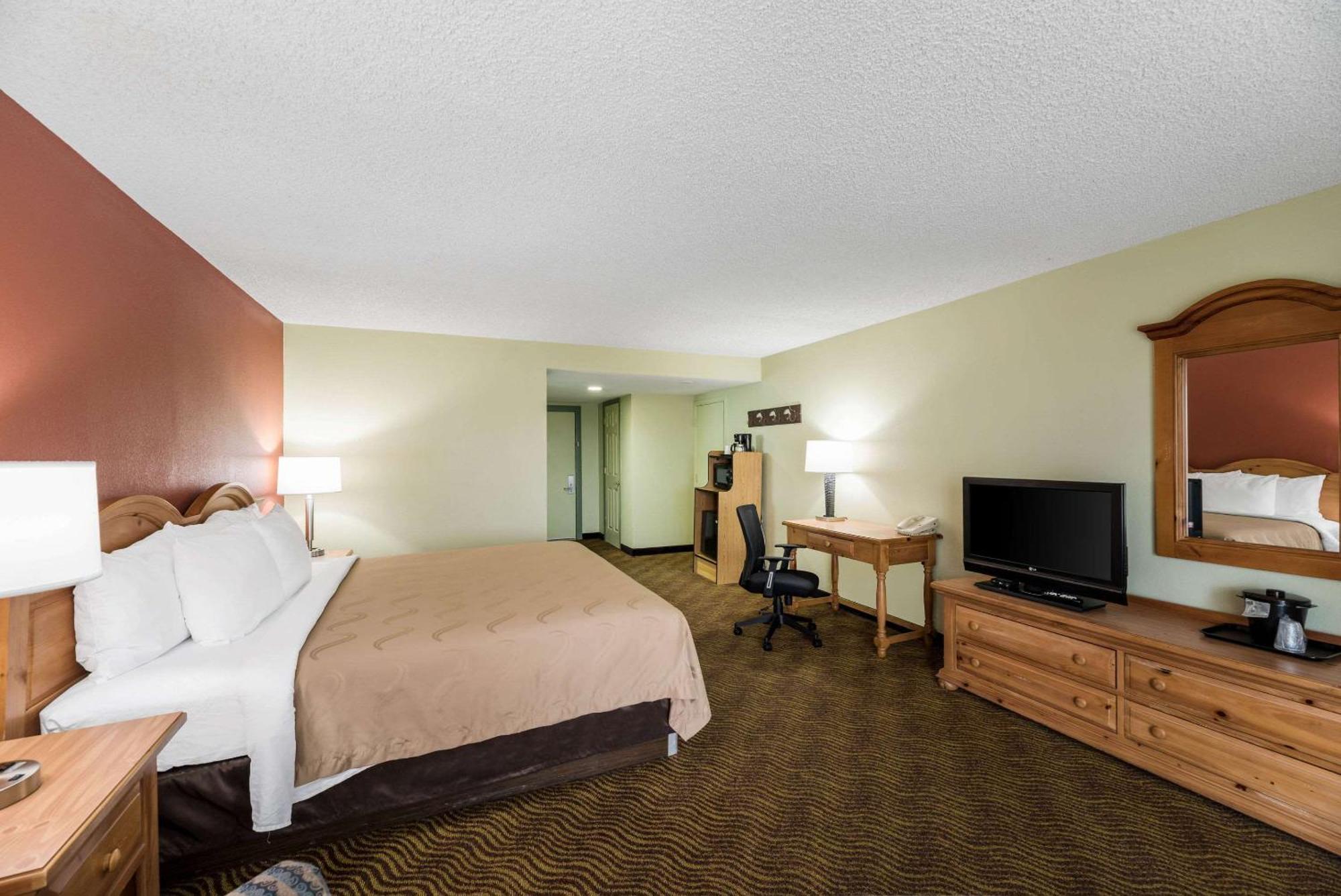 Deluxe Oversized King Room with Patio - Non-Smoking