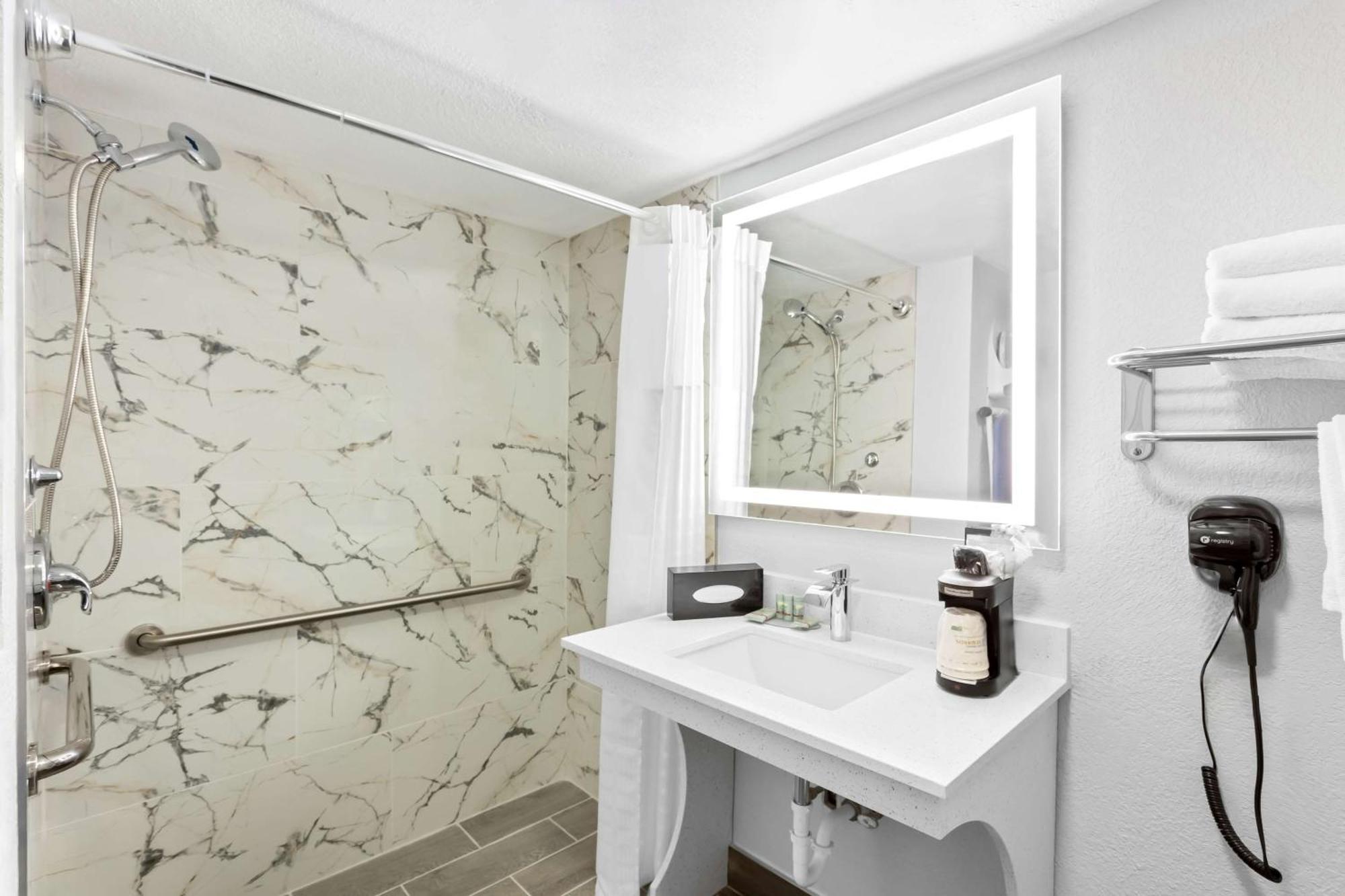 King Room with Roll-In Shower - Mobility Accessible