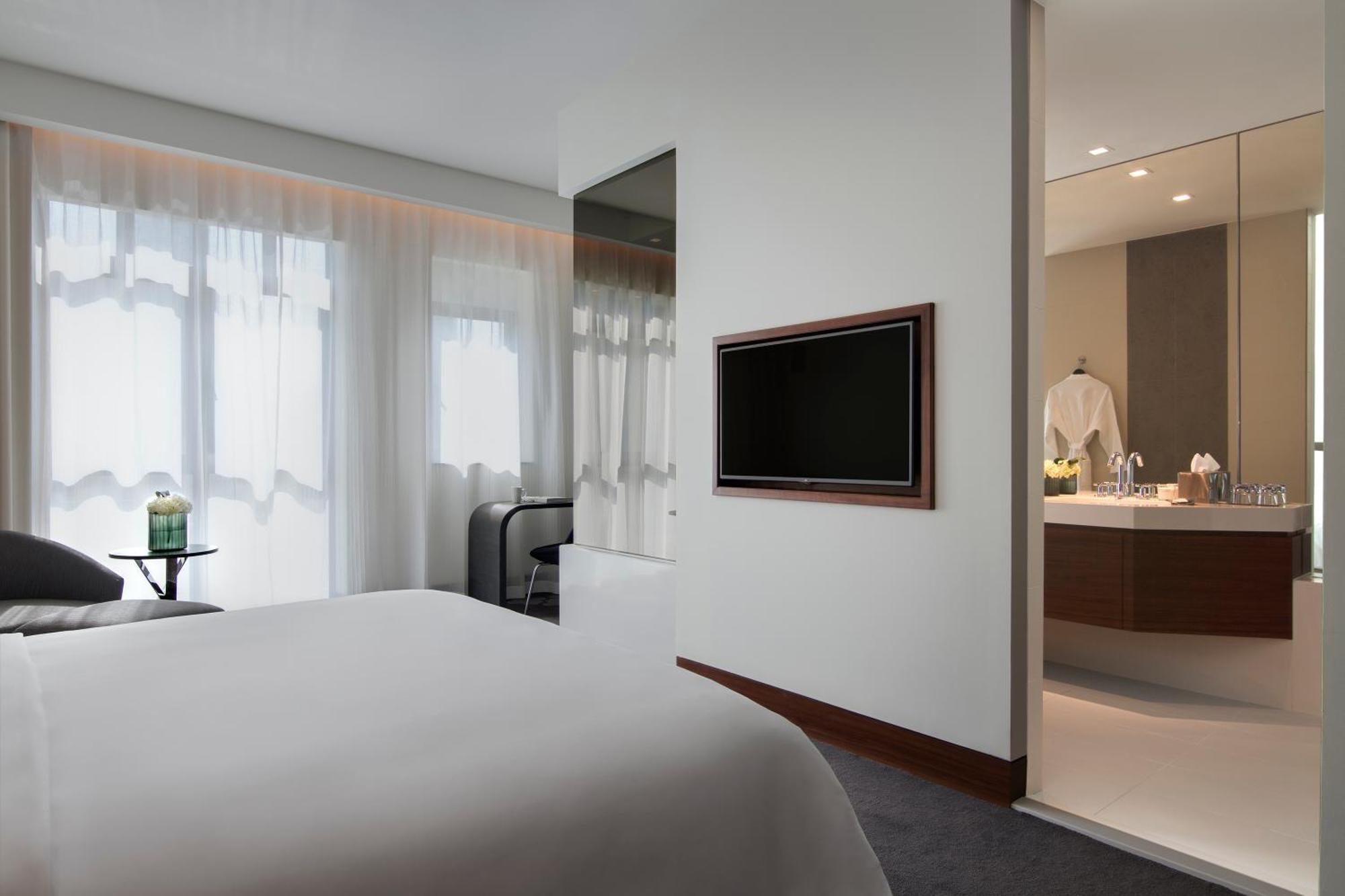 Deluxe Zimmer mit Kingsize-Bett und Stadtblick