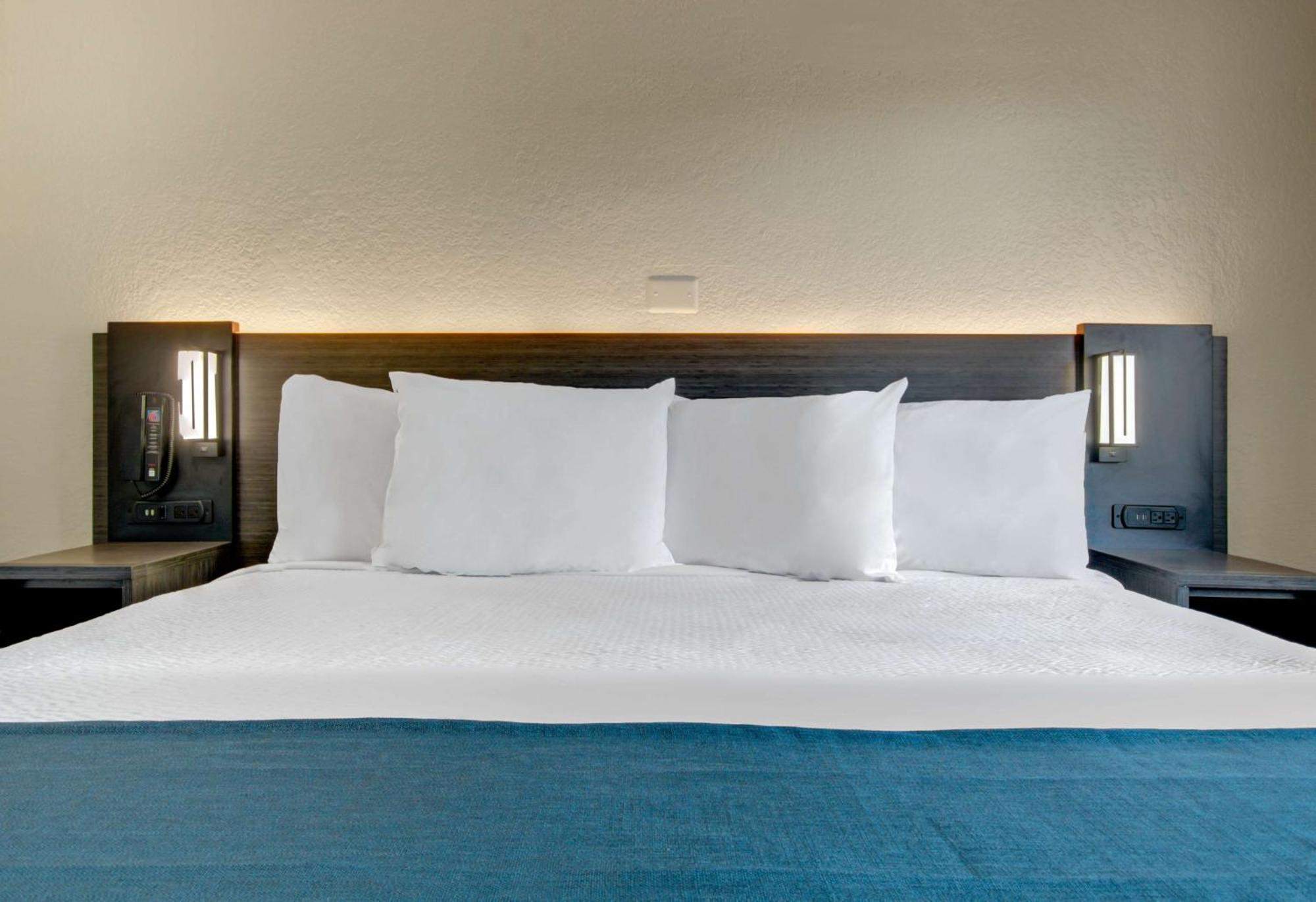 1 King Bed | Premium, Micfridge