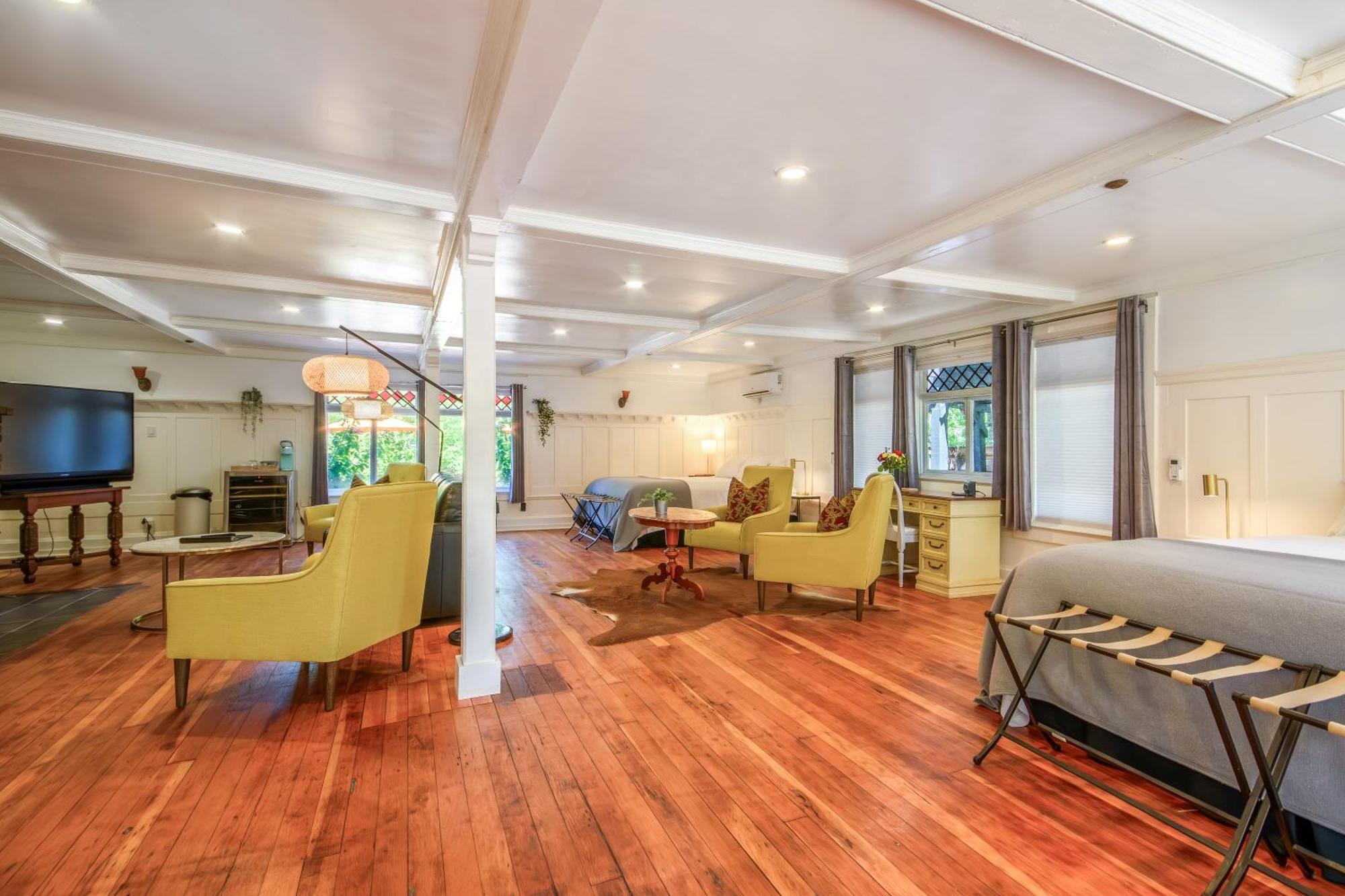Deluxe King Suite