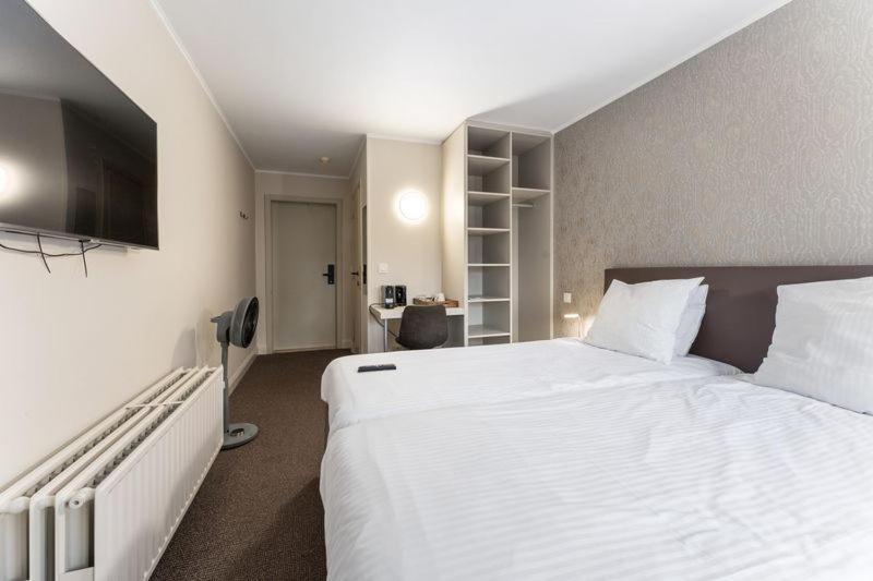 Small Double Room,1603057621:JPEG