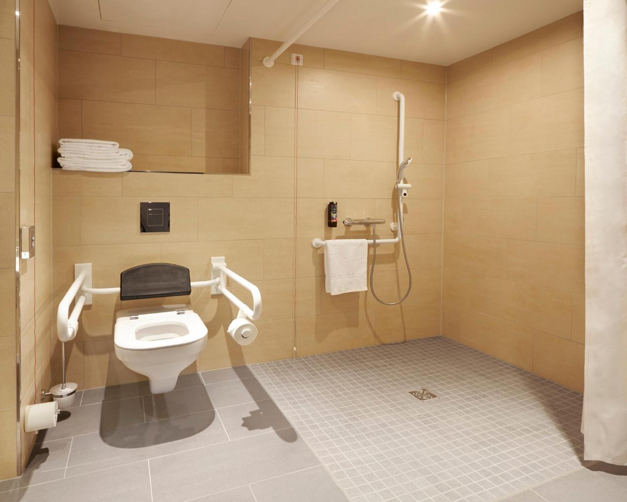 Standard Queen Room Accessible,1604134252:JPEG