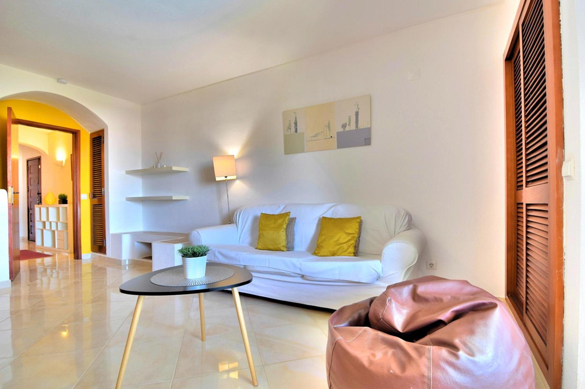 Deluxe One-Bedroom Apartment City View