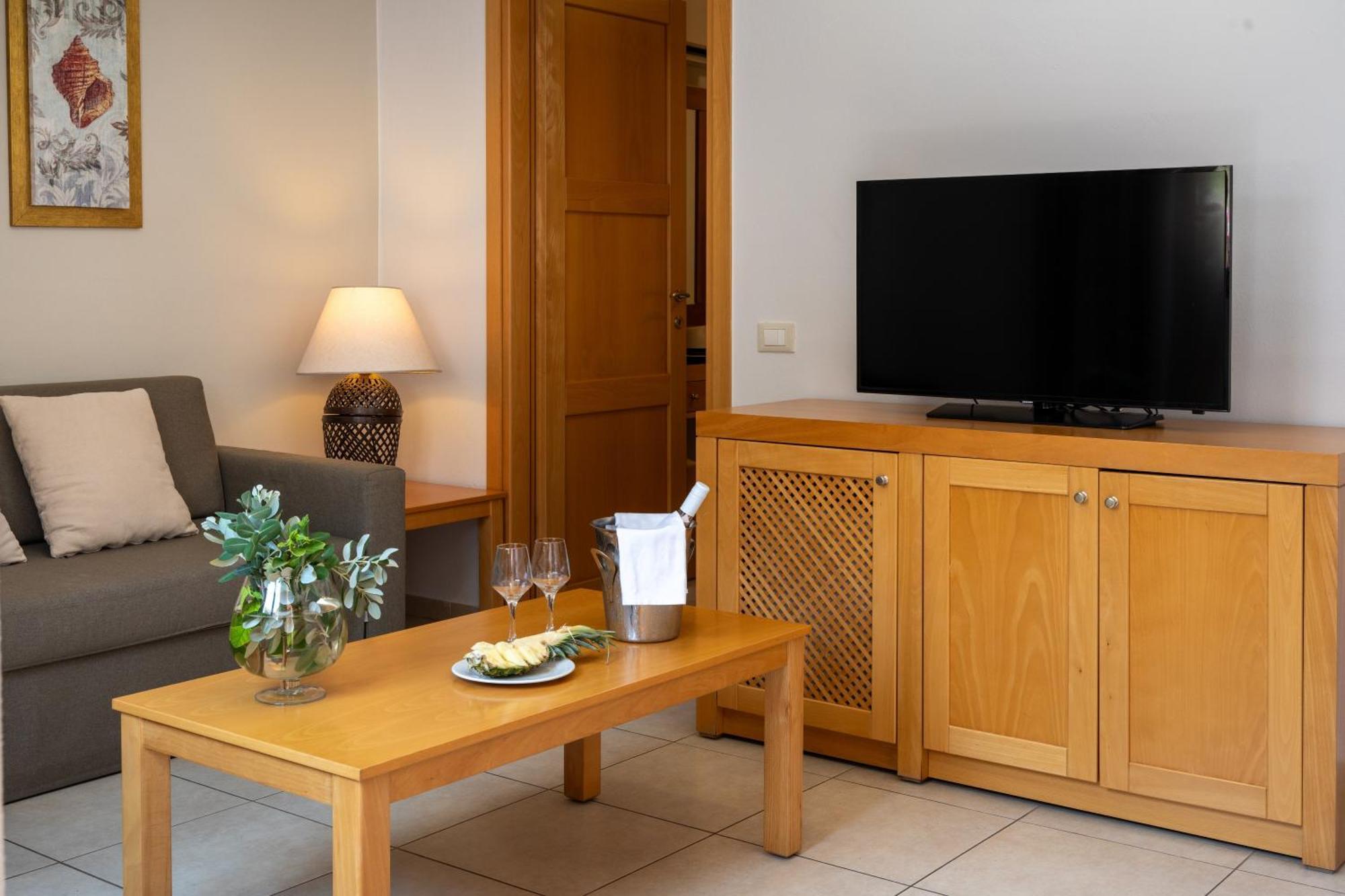 Suite met 2 Slaapkamers - Uitzicht op Zee - Privézwembad