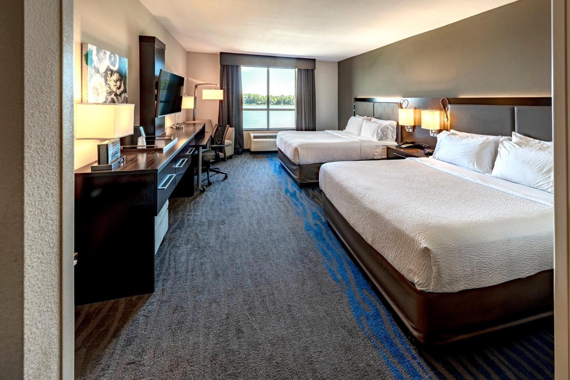 Standard Queen Room with River View