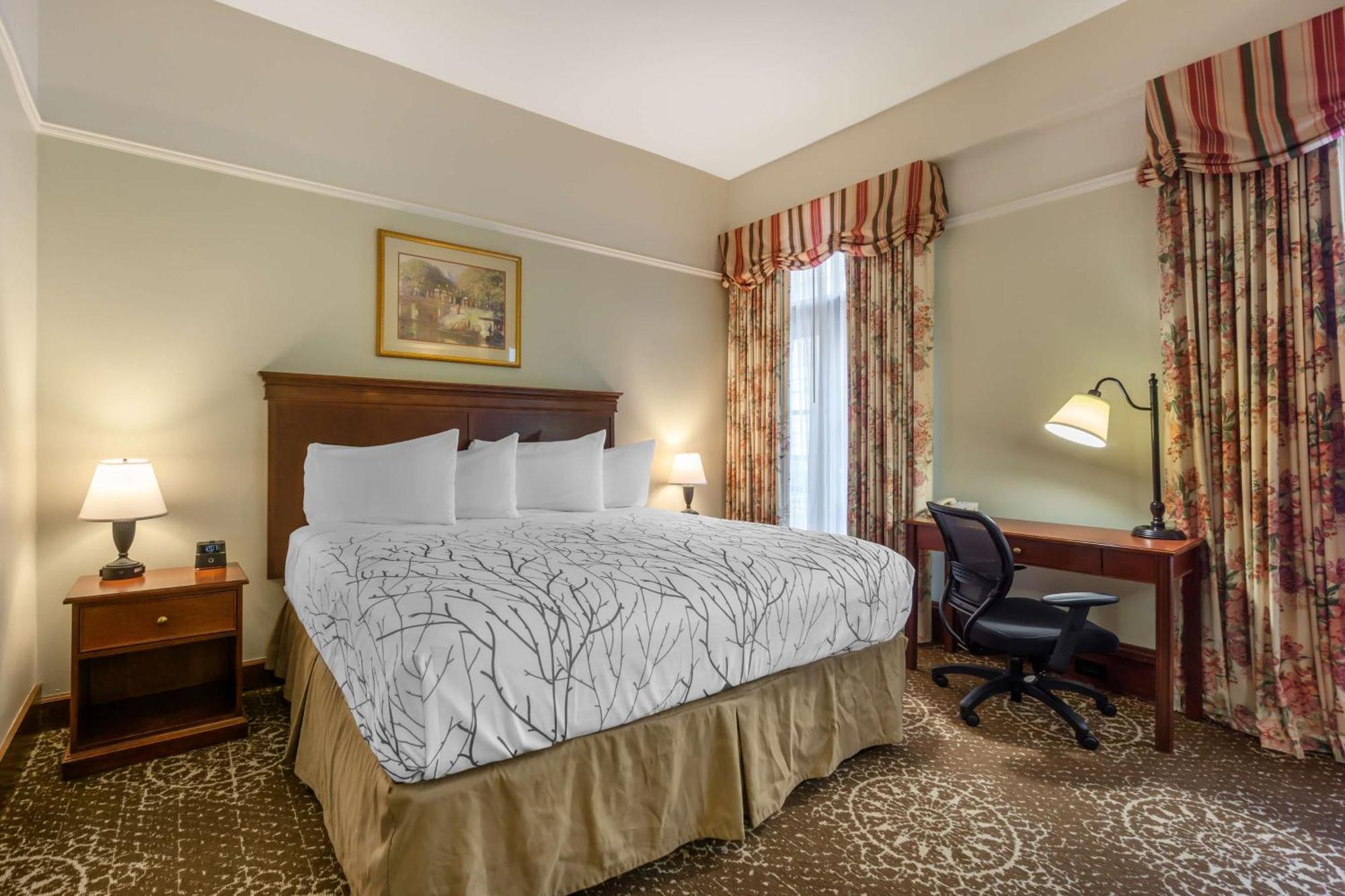 King Room with Balcony and City View - Non-Smoking