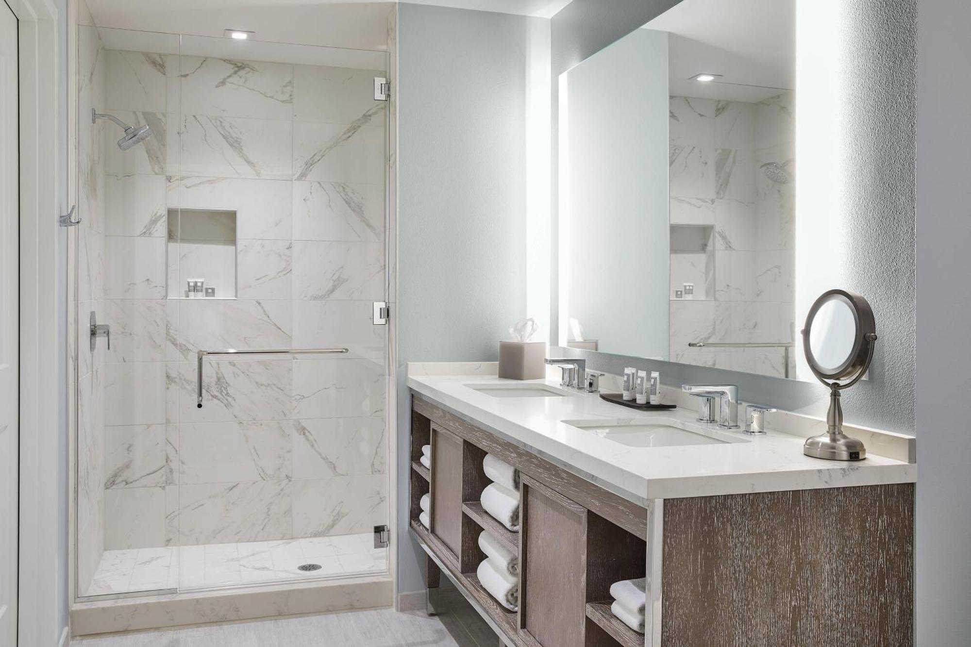 Executive, 1 Bedroom Executive Suite, 1 King, Mountain view (Mobility & Hearing Accessible w/ Tub)