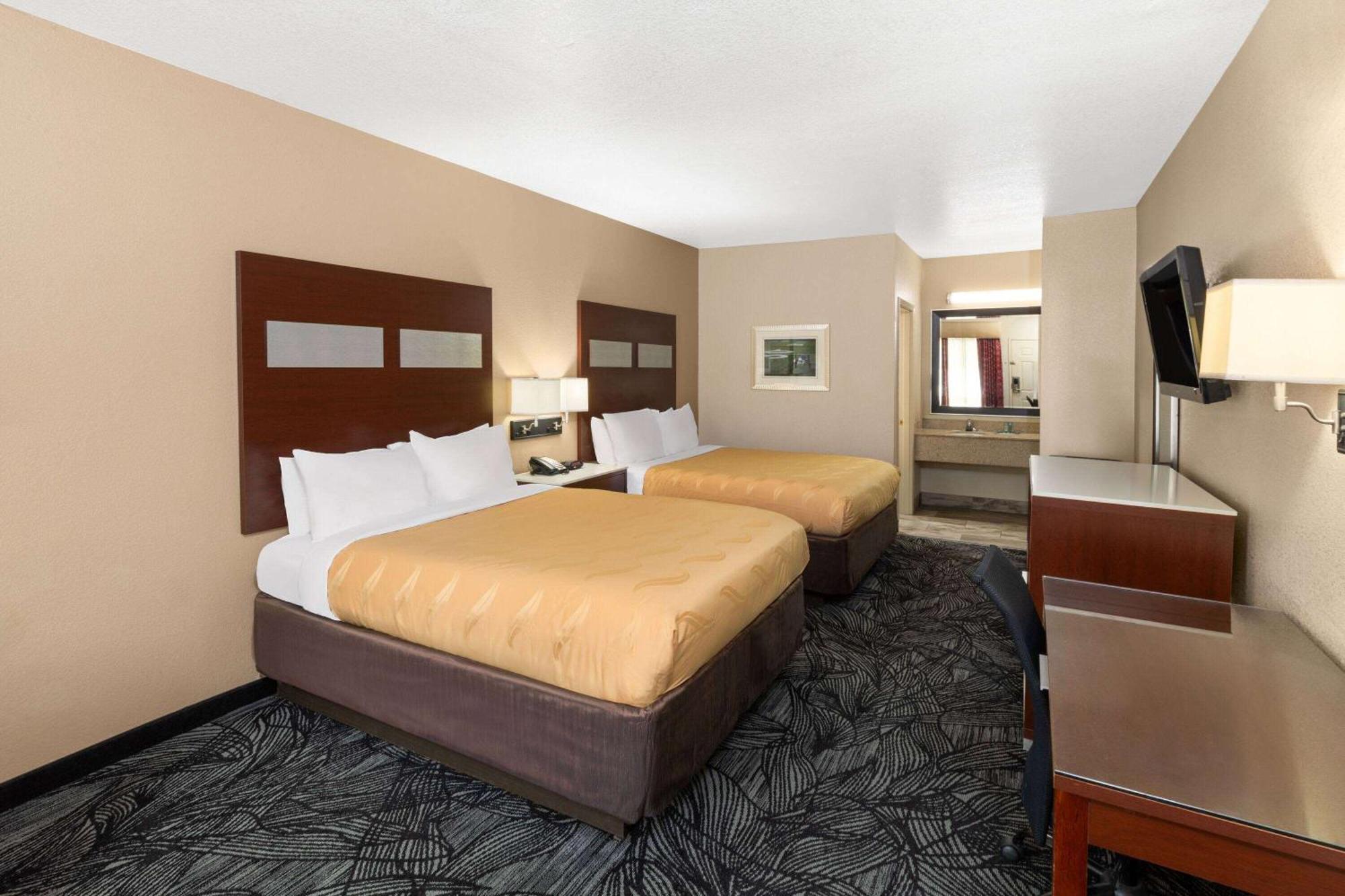 Queen Room with Two Queen Beds - Smoking