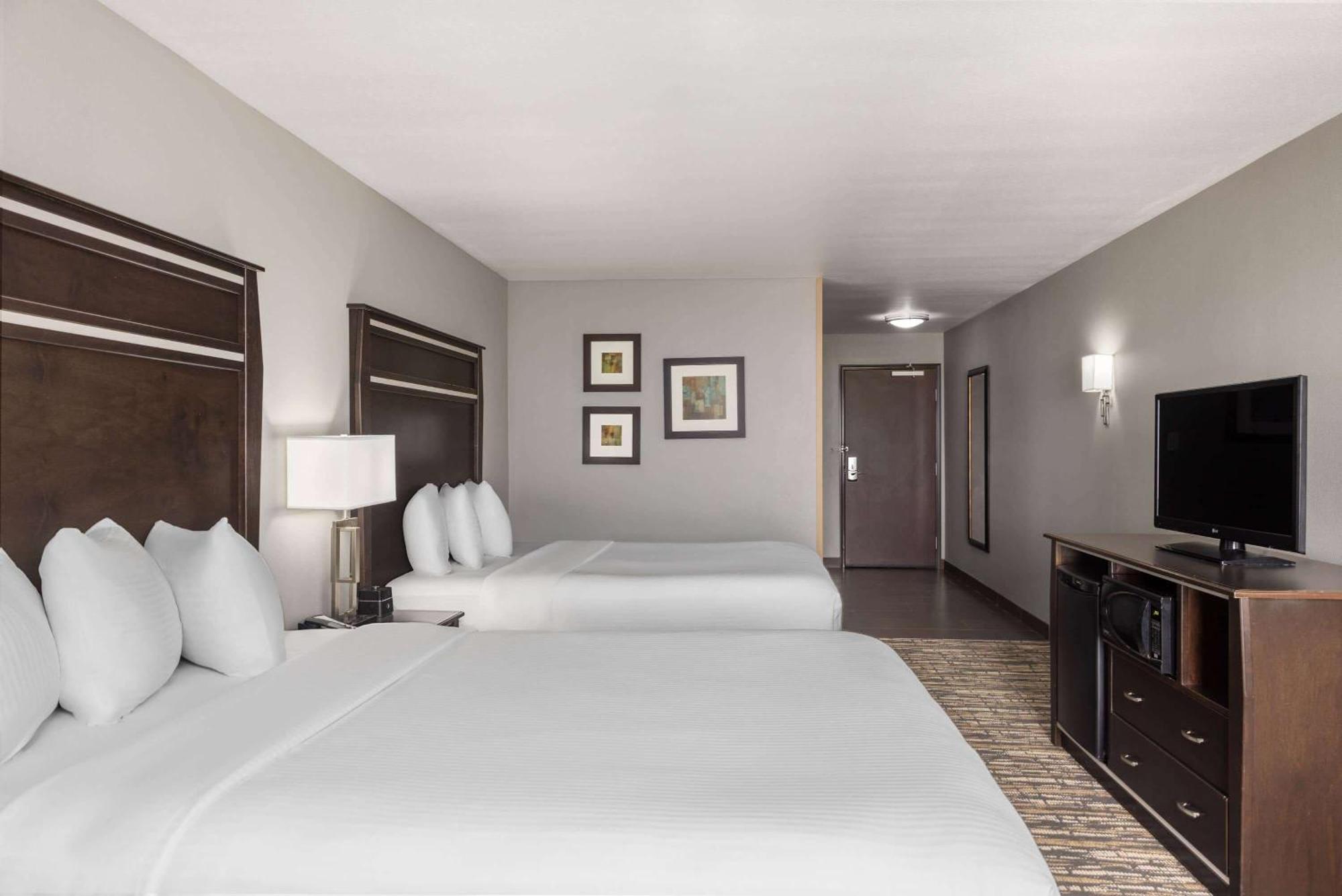 Queen Room with City View and Mobility/Hearing Impaired Access - Non-Smoking