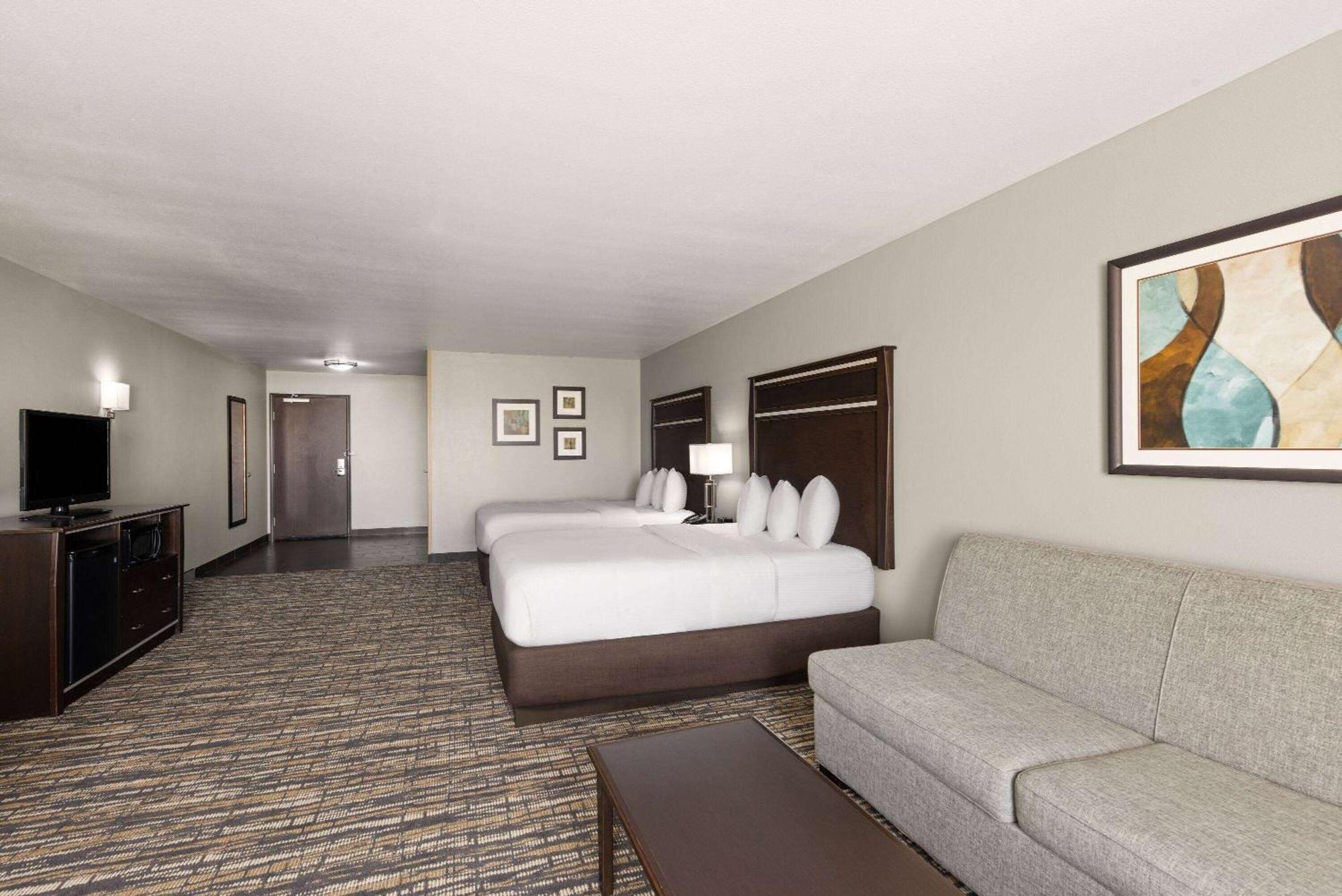 Deluxe Queen Suite with City View - Non-Smoking