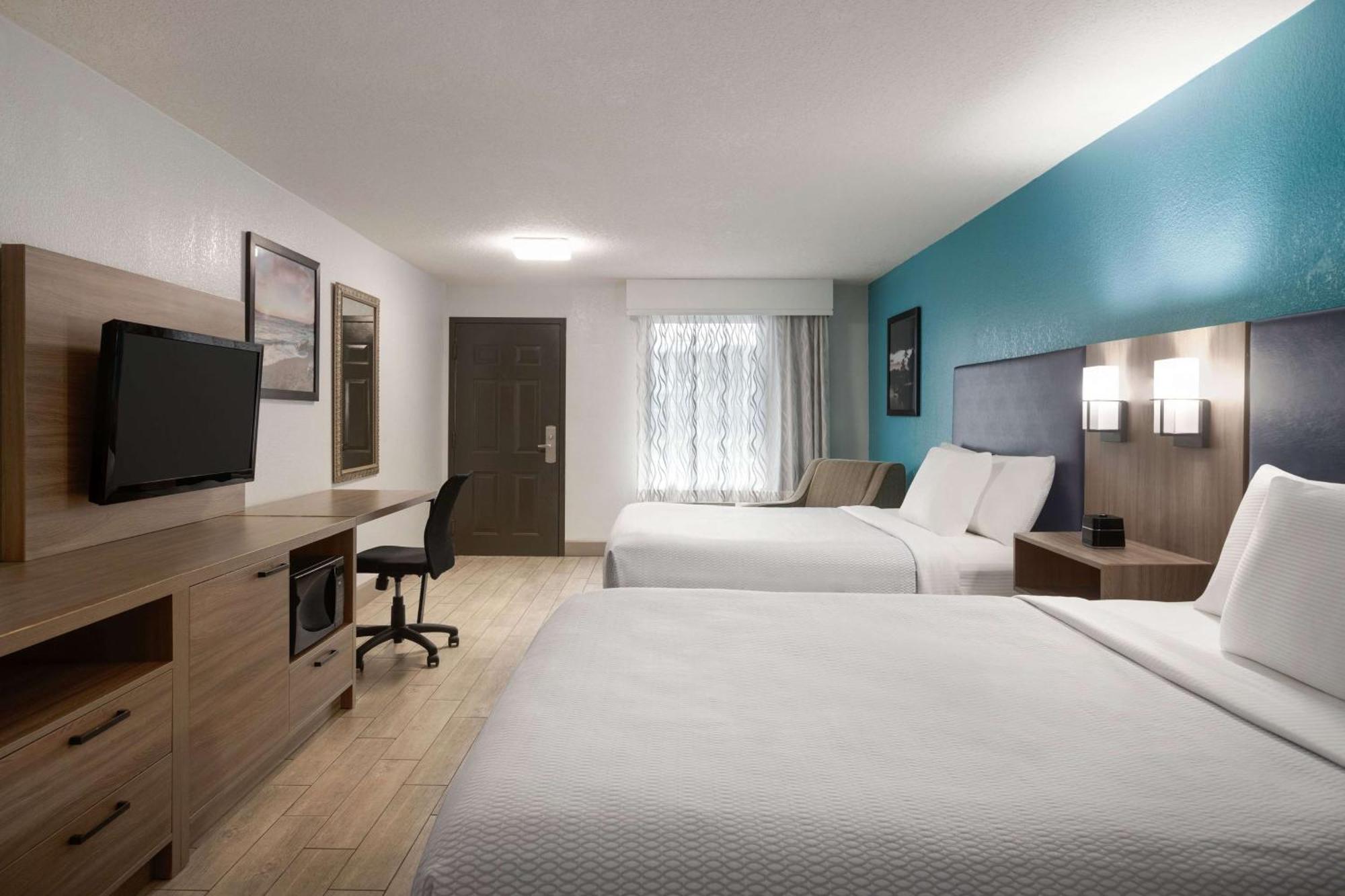 2 Queen Beds, Mobility Accessible, Bathtub w/Grab Bars, City View, Non-Smoking