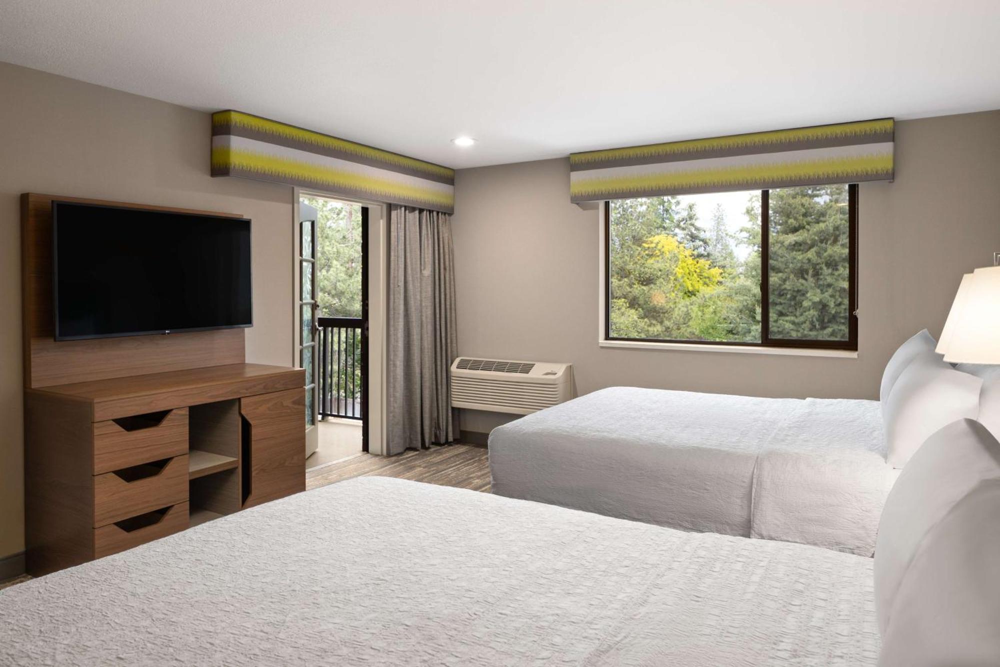 Family Suite with One King and Two Queen Beds - Non-Smoking