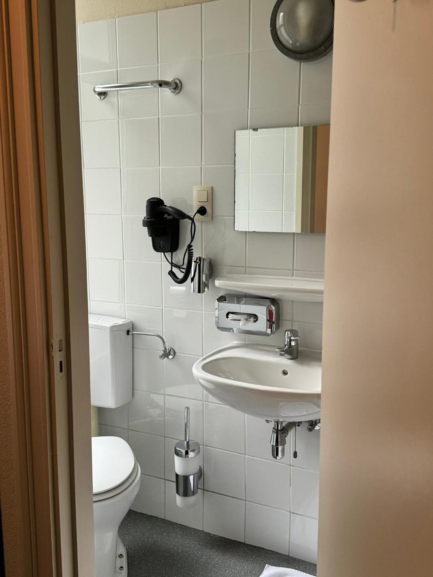 Single Room,1609323696:JPEG