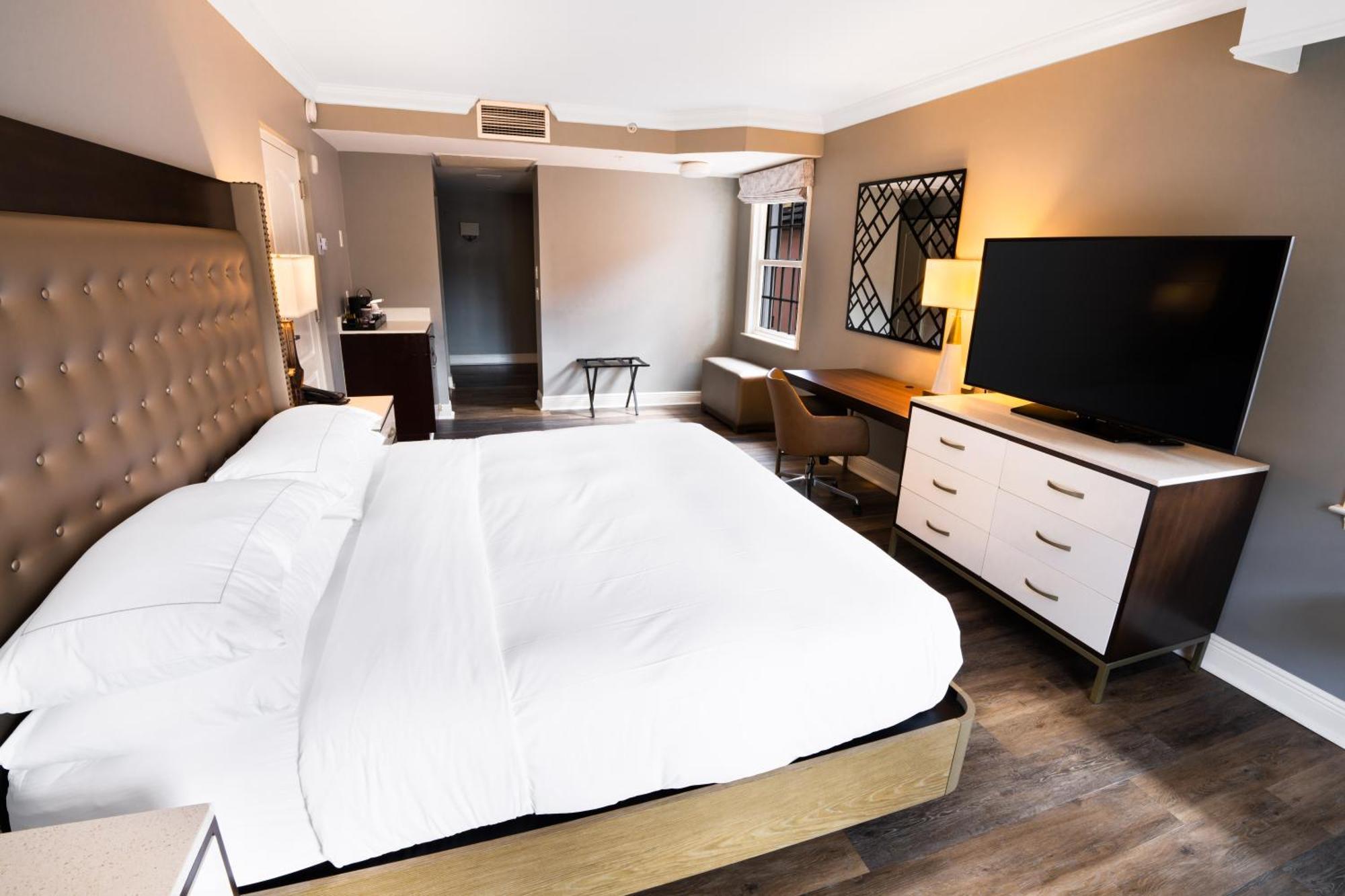 King Room with Balcony and City View,1557436297:JPEG