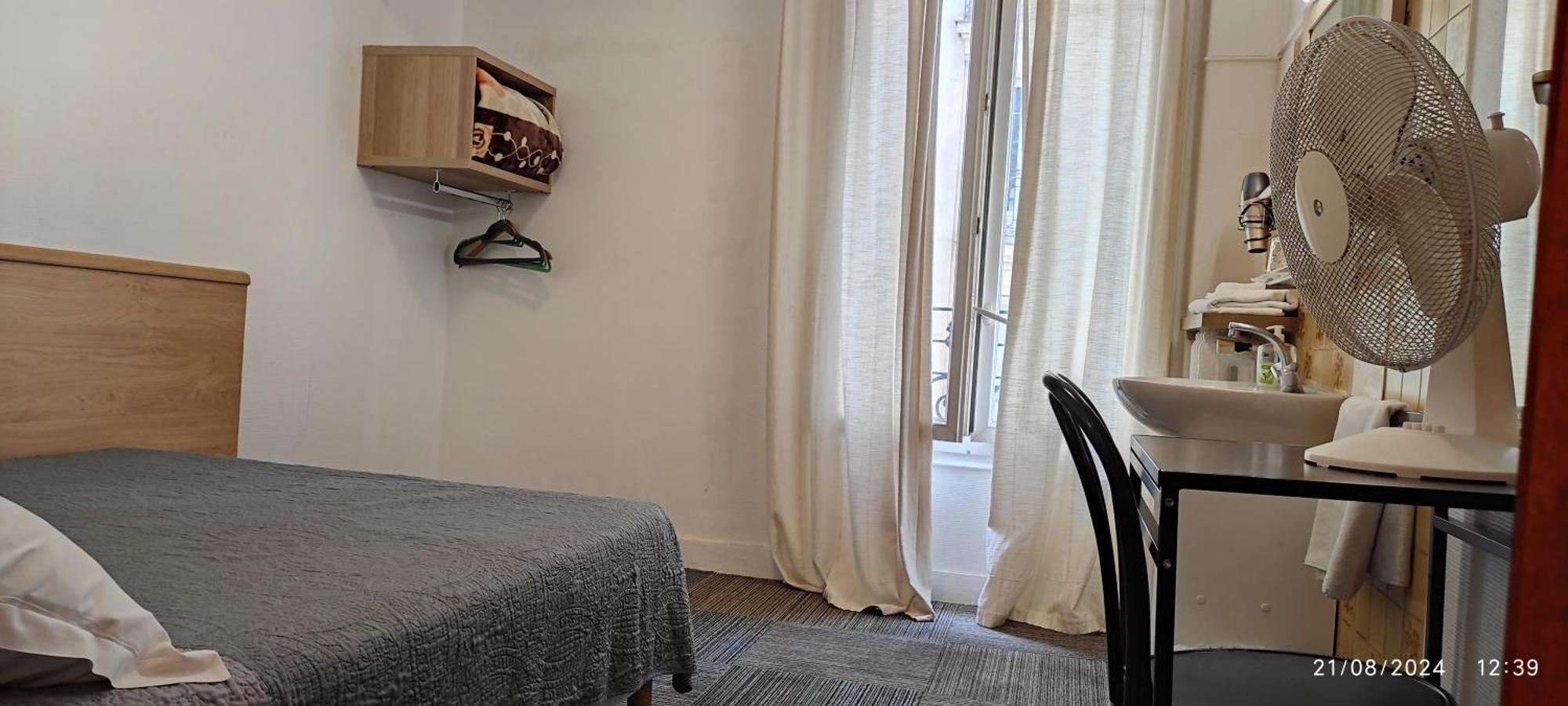 Chambre Double Standard avec Salle de Bains et Toilettes Communes