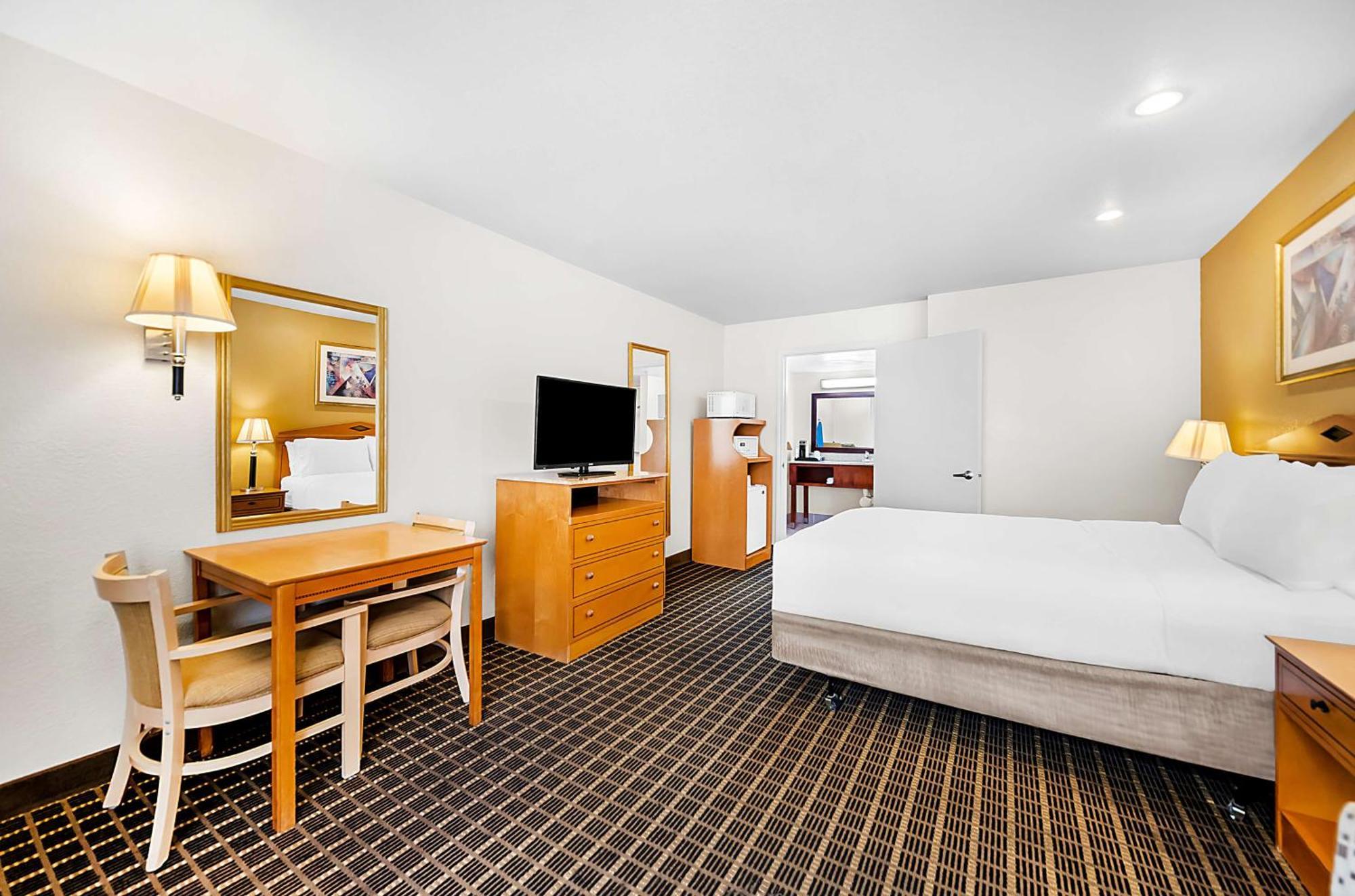 Queen Room with Bath Tub - Disability Access
