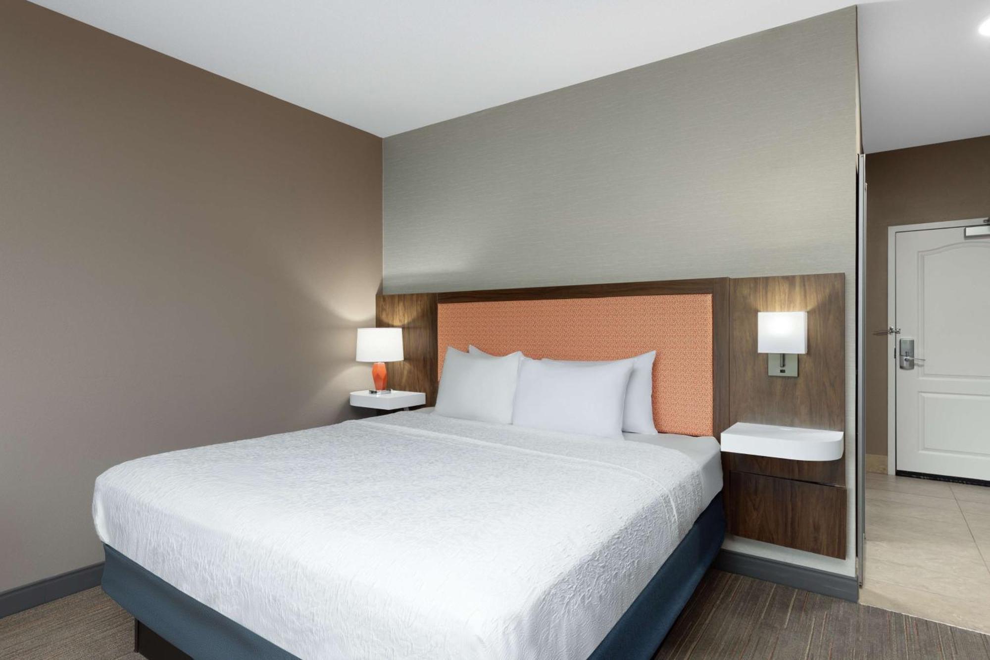 King Room with King Bed - Non-Smoking