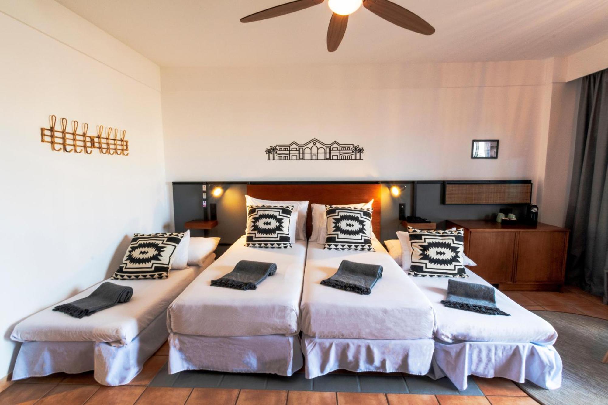 Habitación Doble con vistas a la piscina (2 adultos + 2 niños)