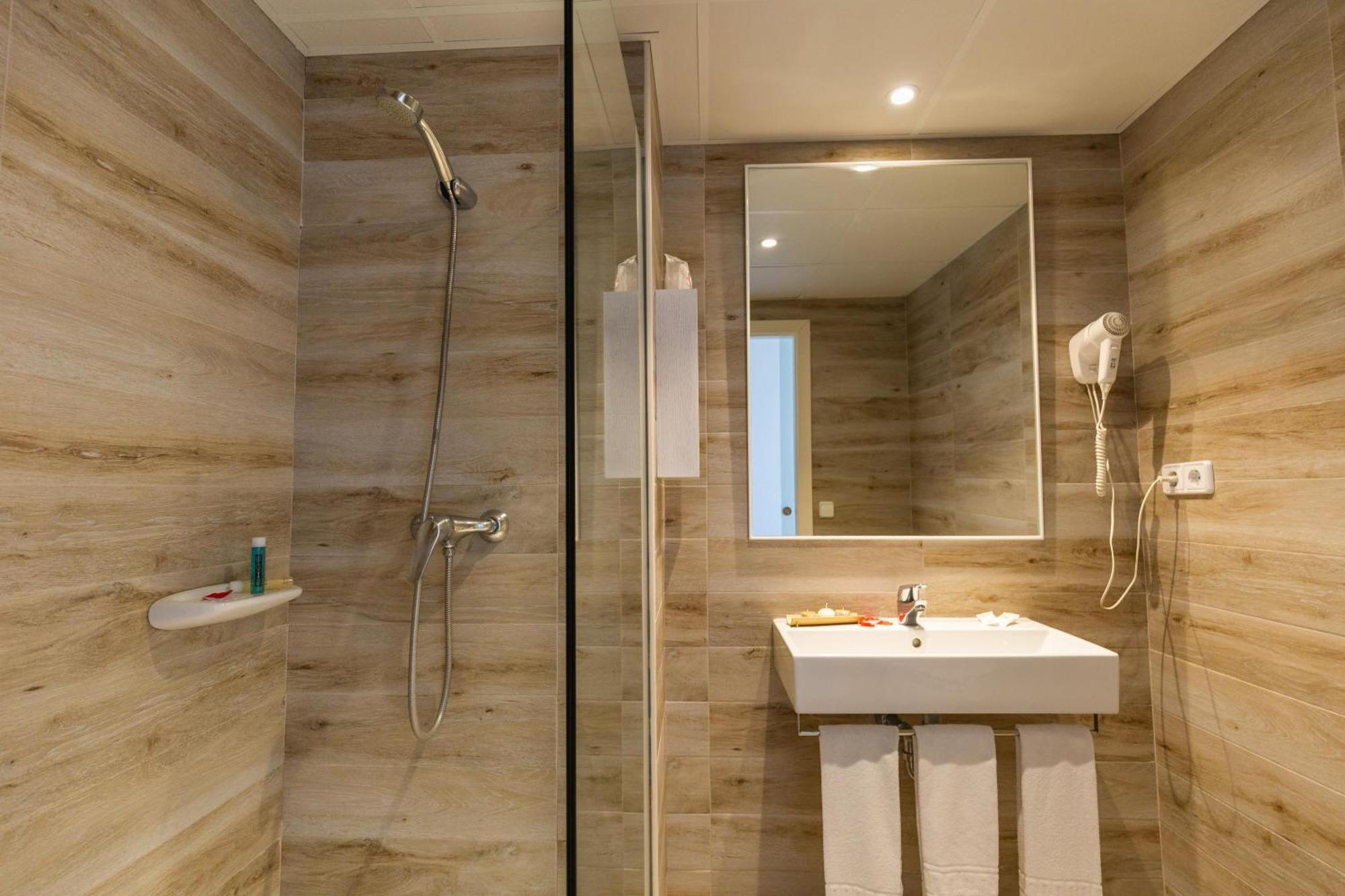 Zweibettzimmer mit Zustellbett