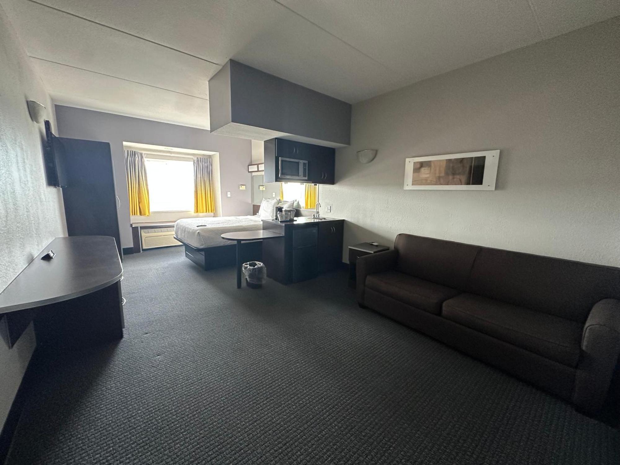 Queen Studio Suite - Non-Smoking