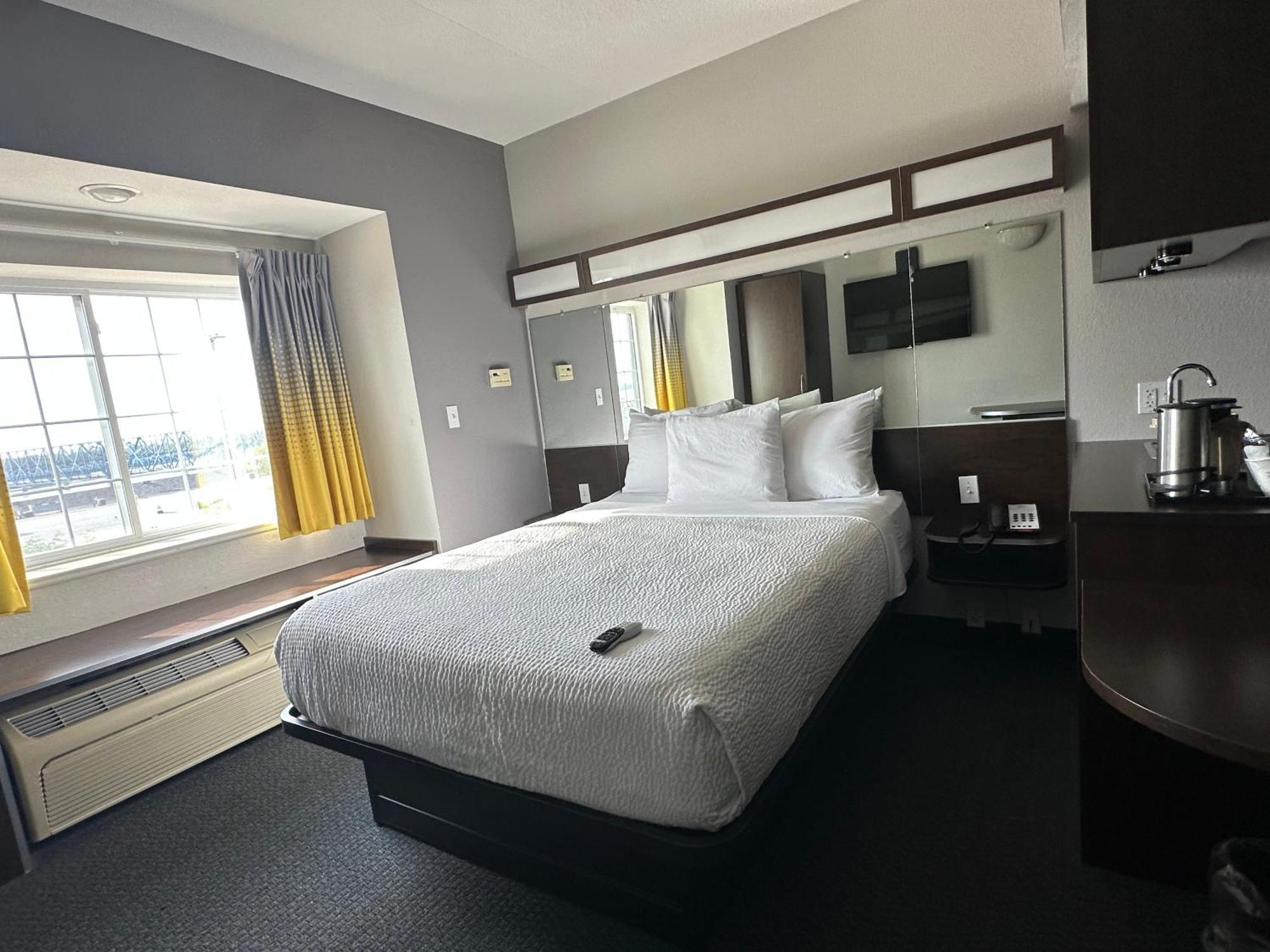 Queen Room - Disability Access/Non-Smoking
