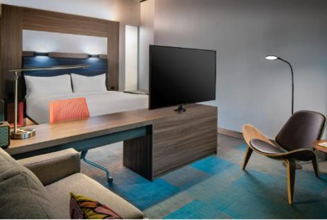 Savvy, Suite, 1 King, Sofa bed