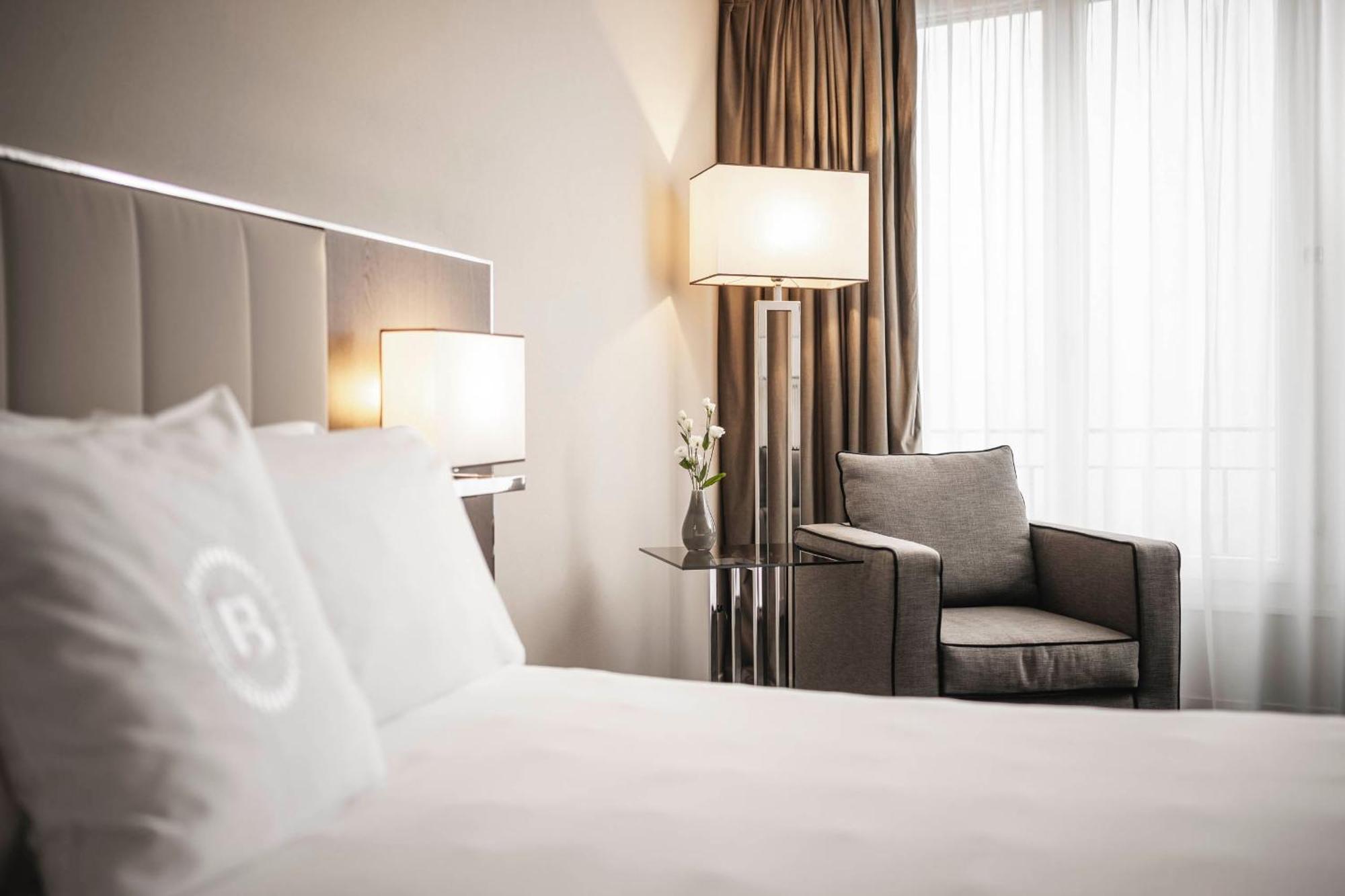 Chic Double or Twin Room with Lake View,1615645089:JPEG