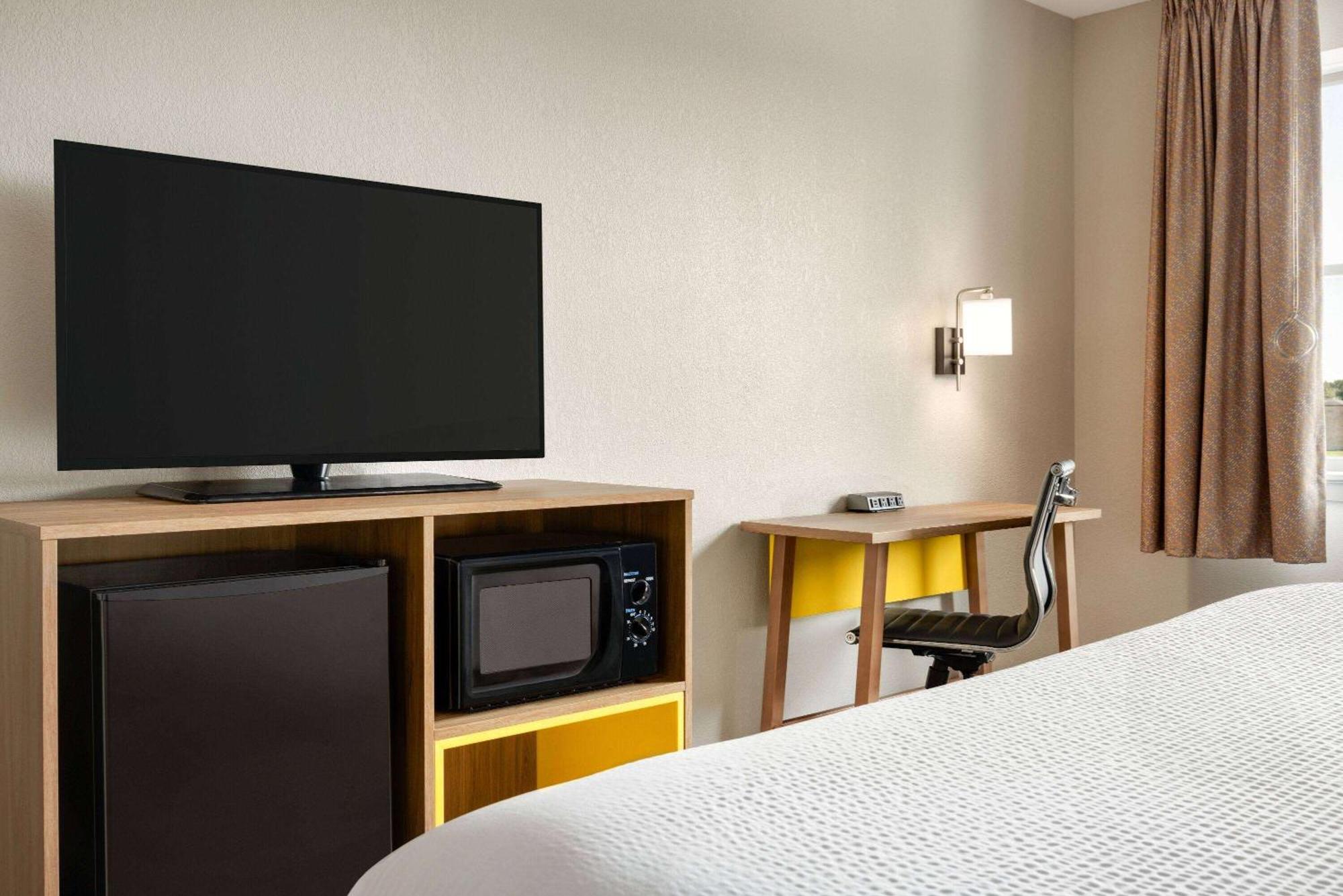 Queen Room - Mobility Access/Non-Smoking