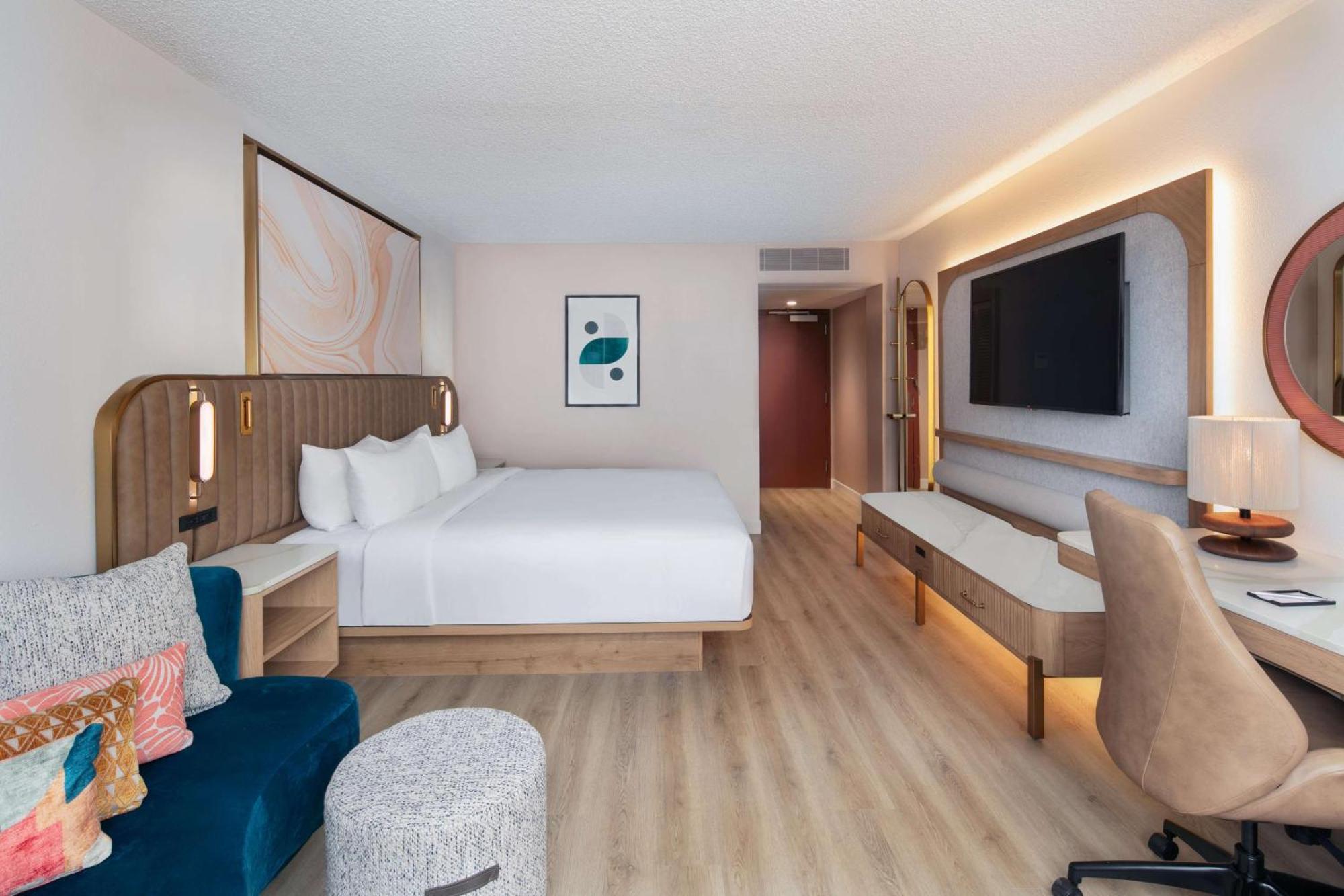 Deluxe King Room with Roll-In Shower - Mobility Accessible