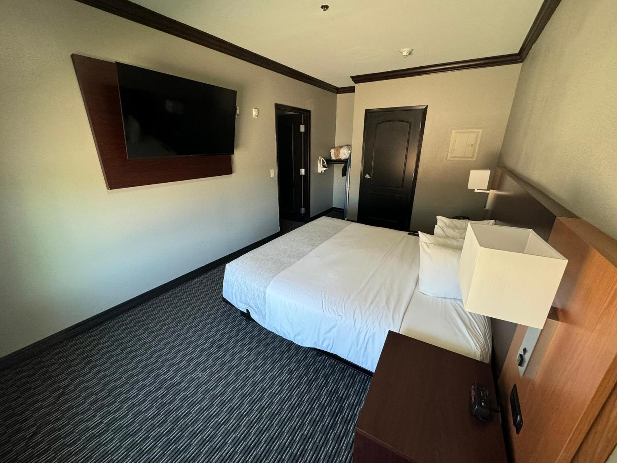 Deluxe King Suite Tub Grab Bars Mobility Hearing Impaired Access or Non-Smoking,1616427672:JPEG