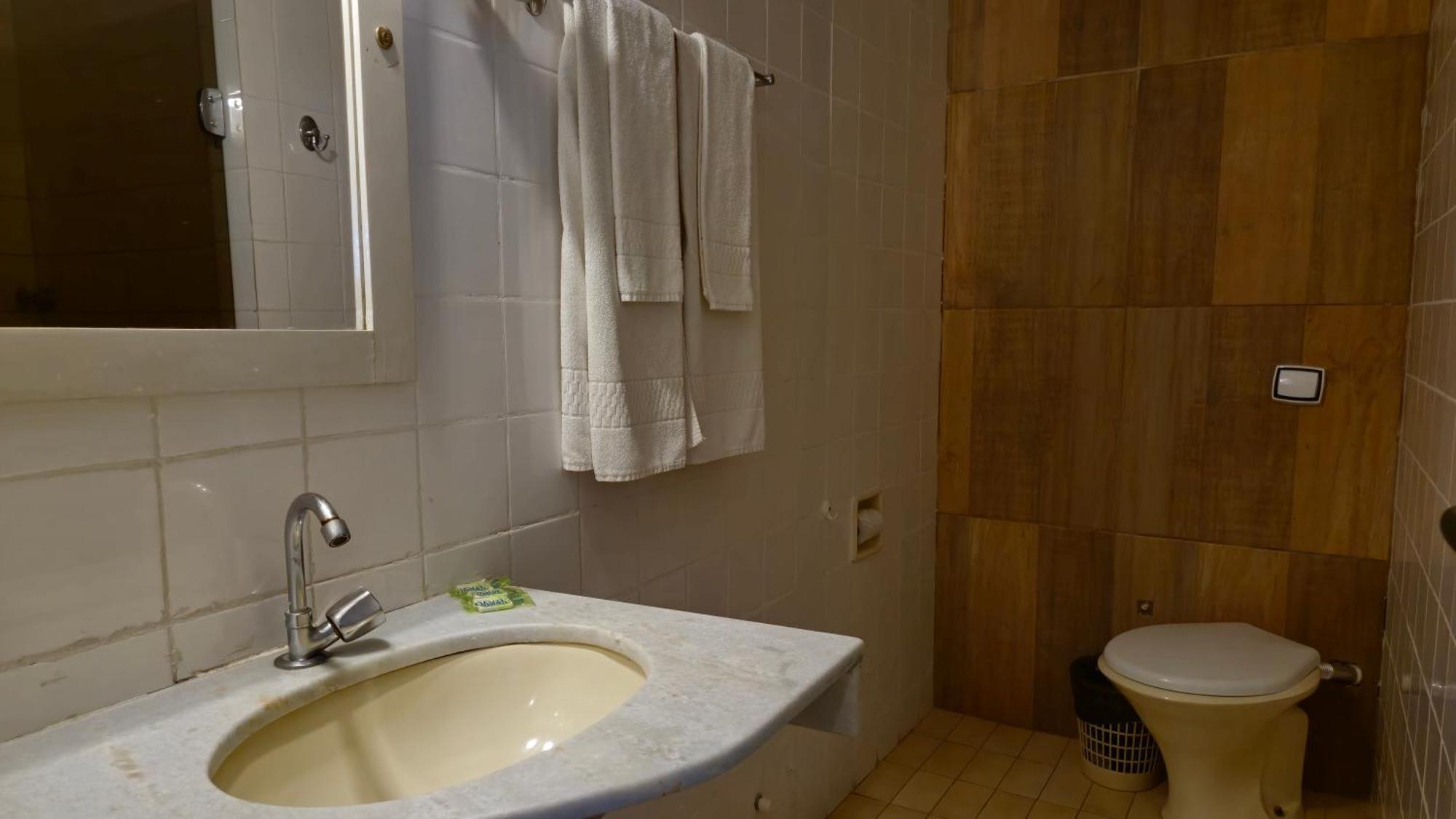 Quarto Econômico com 2 Camas de Solteiro