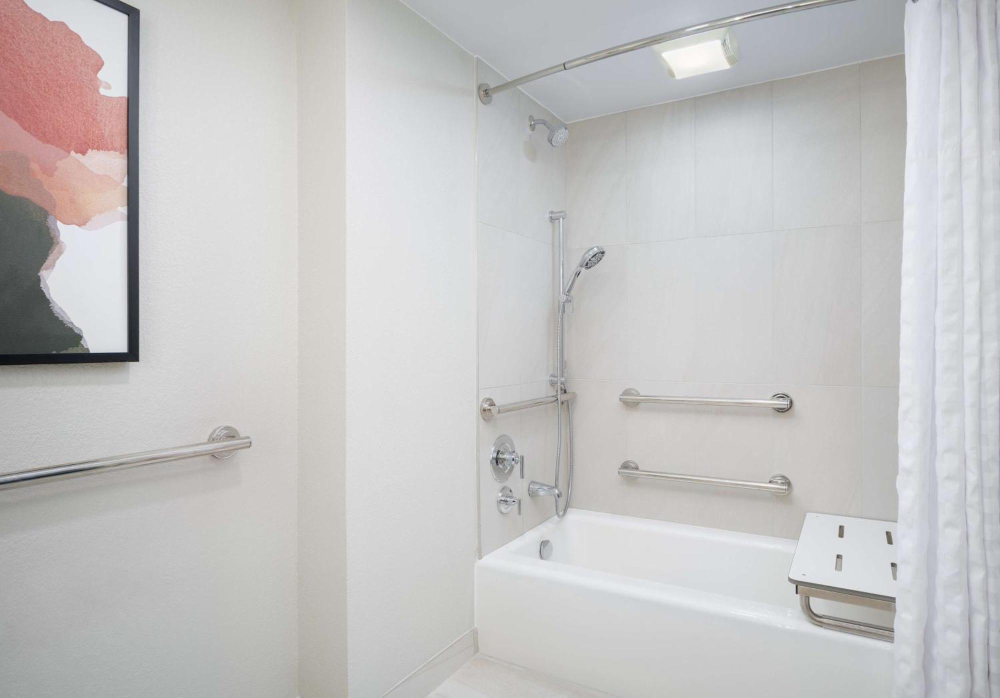 Two-Room King Suite Bath Tub Mobility Accessible,1617464885:JPEG