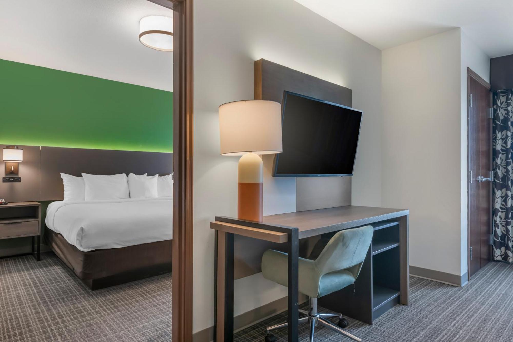 Business King Suite - Accessible/Non-Smoking