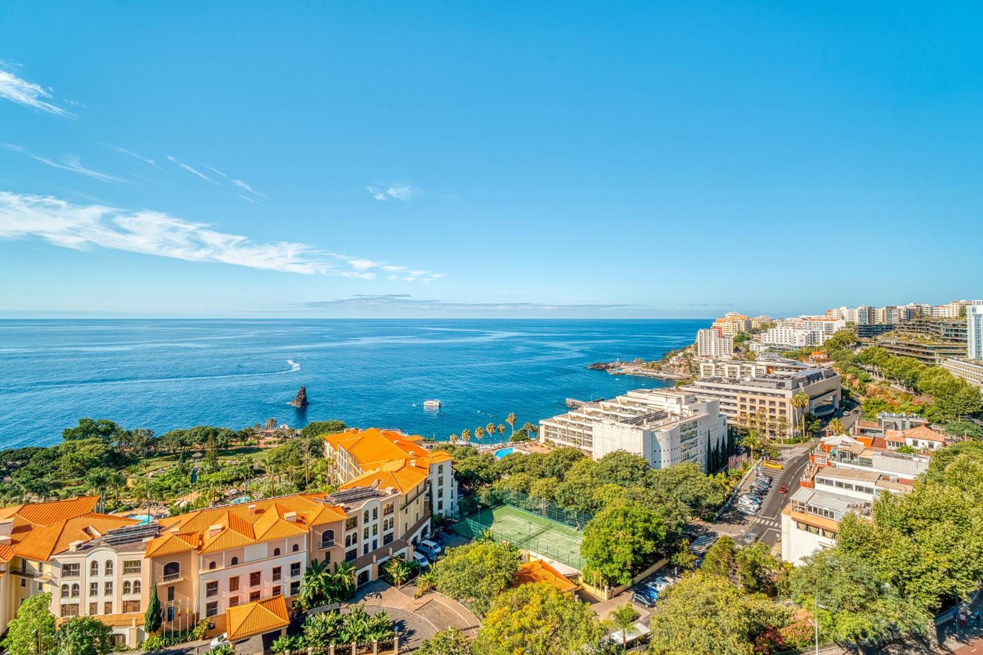 Quarto Duplo ou Twin Deluxe com Vista Mar (2 Adultos + 1 Criança)