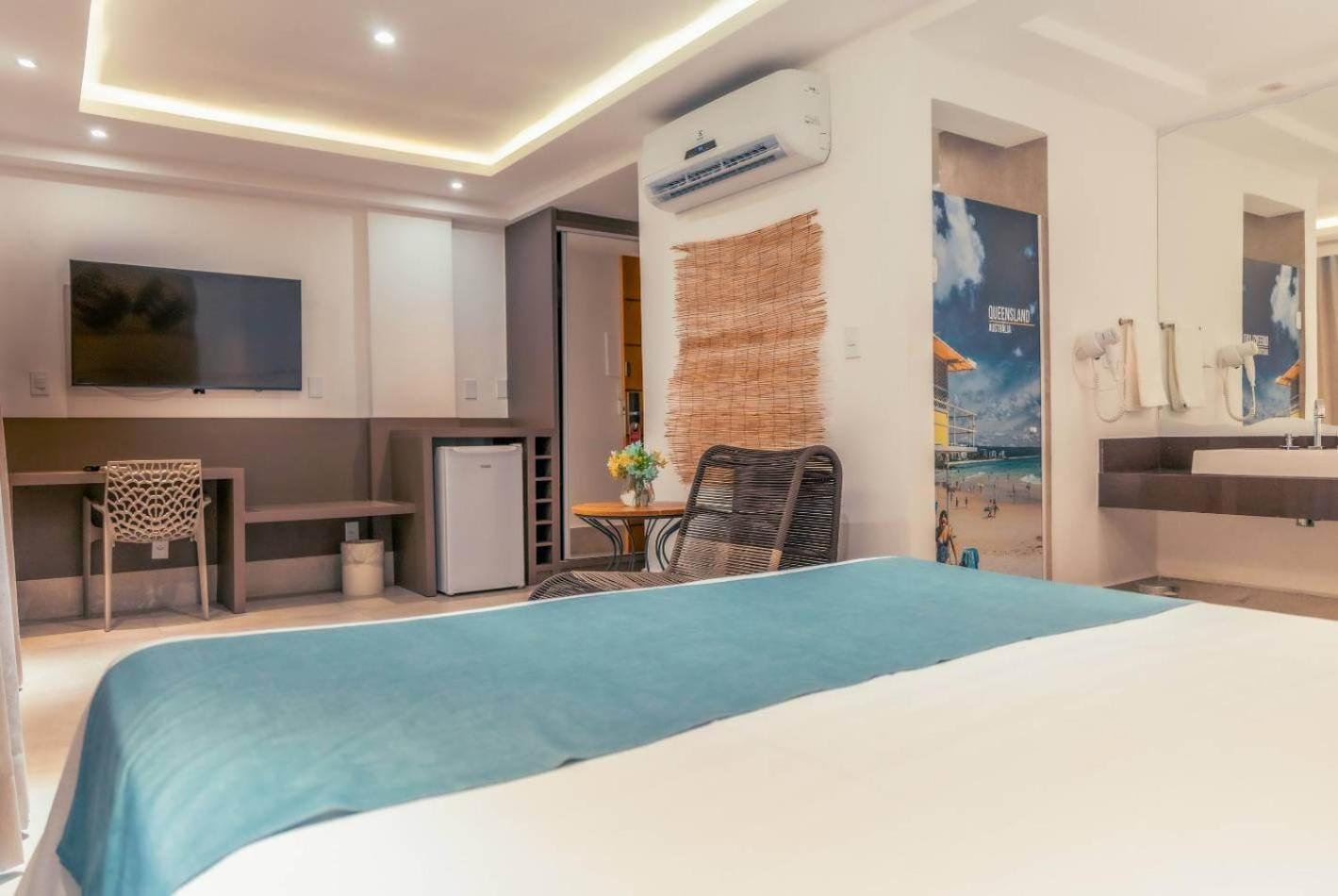 Suíte com Cama King-size e Banheira de Hidromassagem