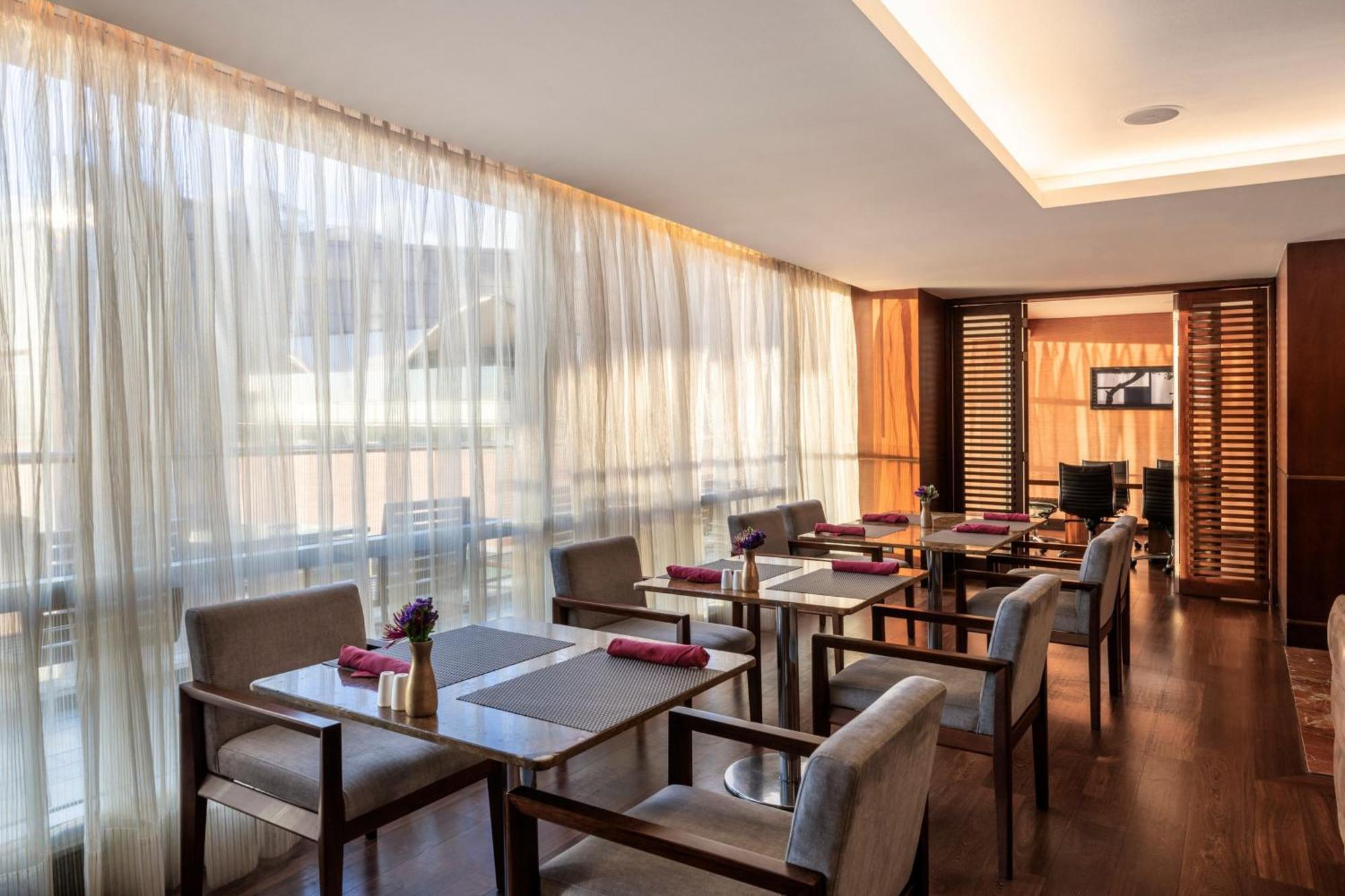 Suite mit Kingsize-Bett und Zugang zur Executive Lounge