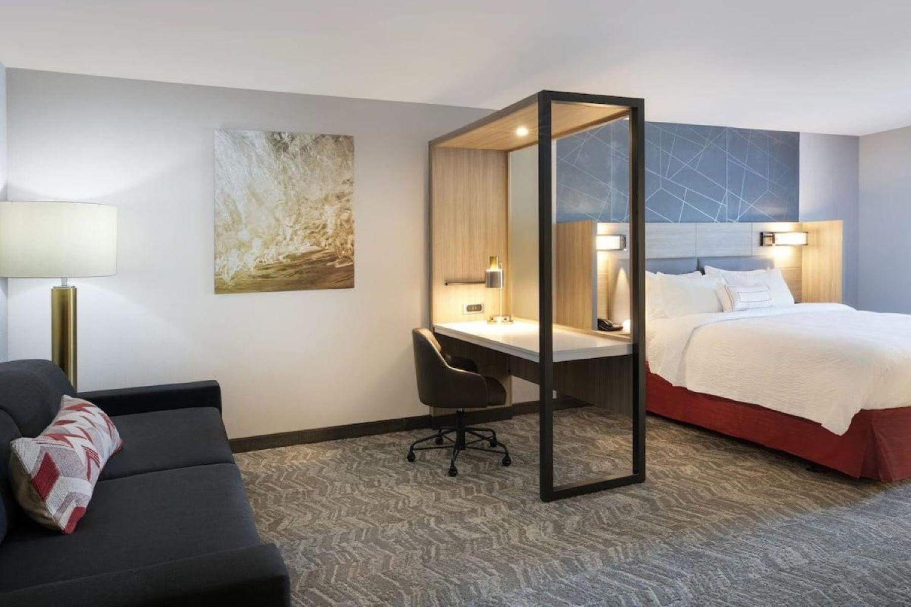 King Suite with Bathtub and Trundle Sofa - Mobility Access/Hearing Accessible