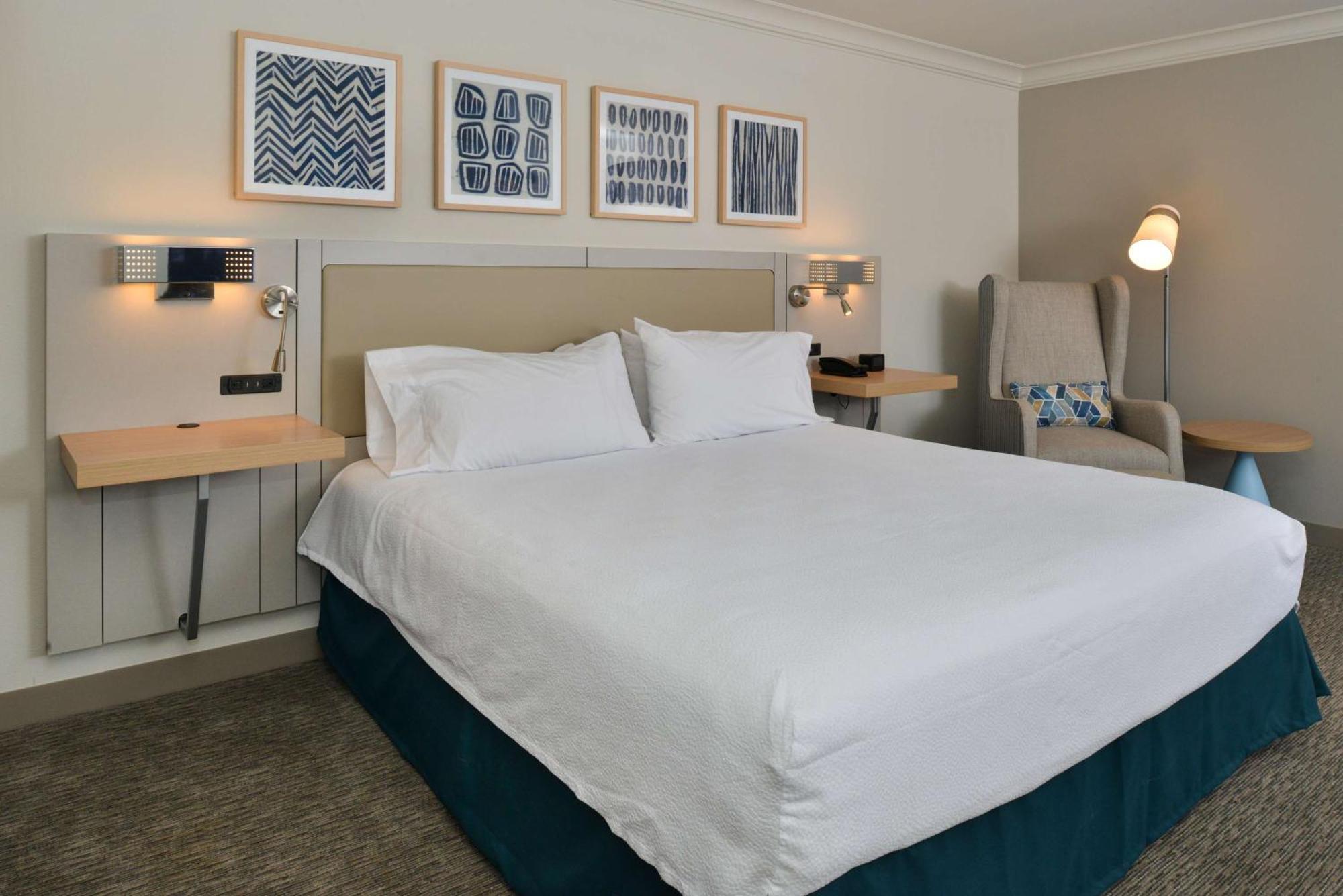King Room with Accessible Tub - Mobility Access