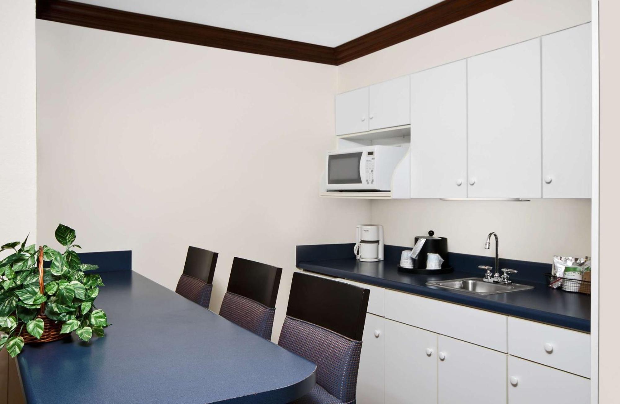 One-Bedroom King Suite with Whirlpool - Non-Smoking