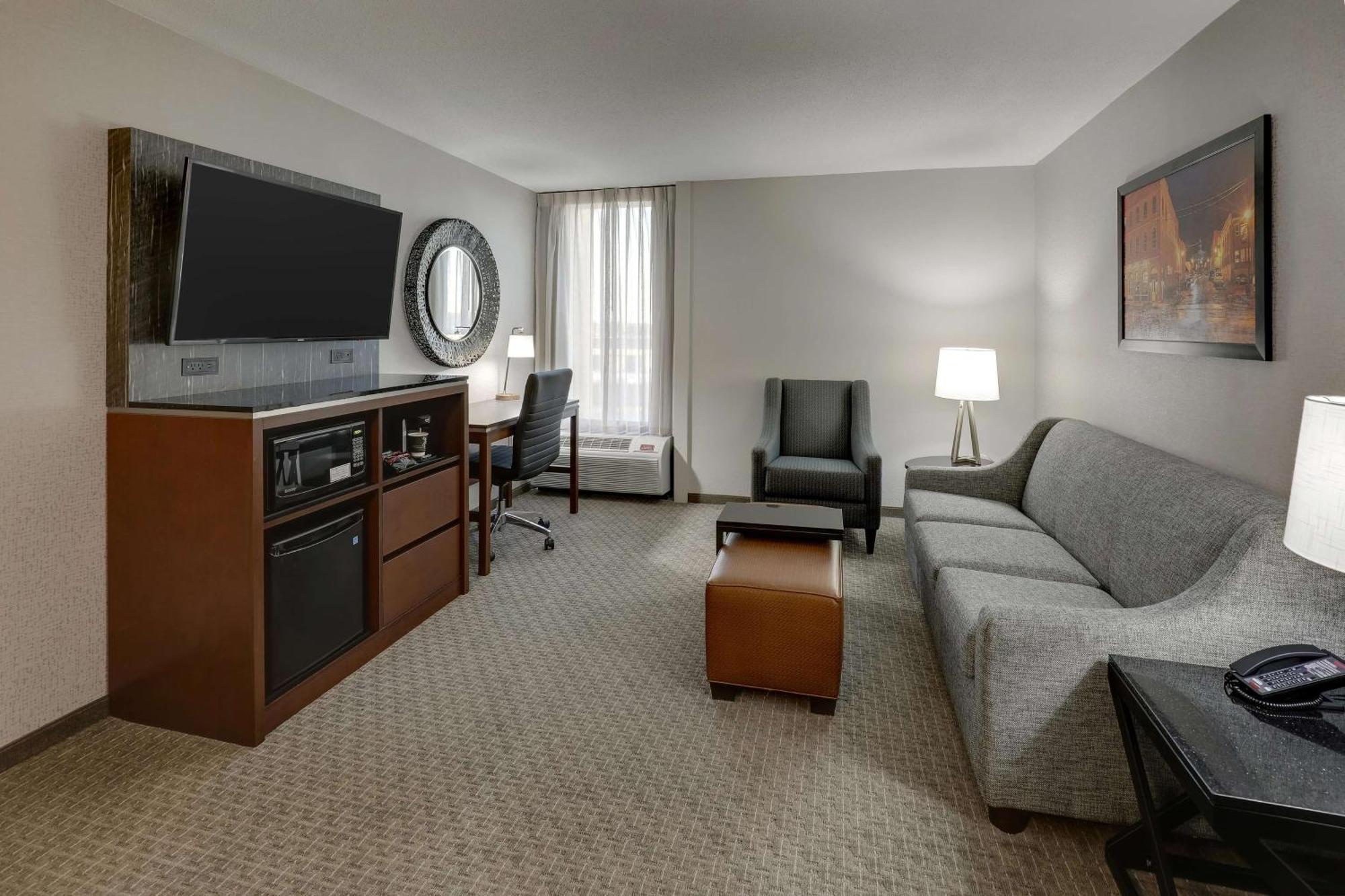 Superior Queen Suite with Sofa Bed - Accessible, Tub