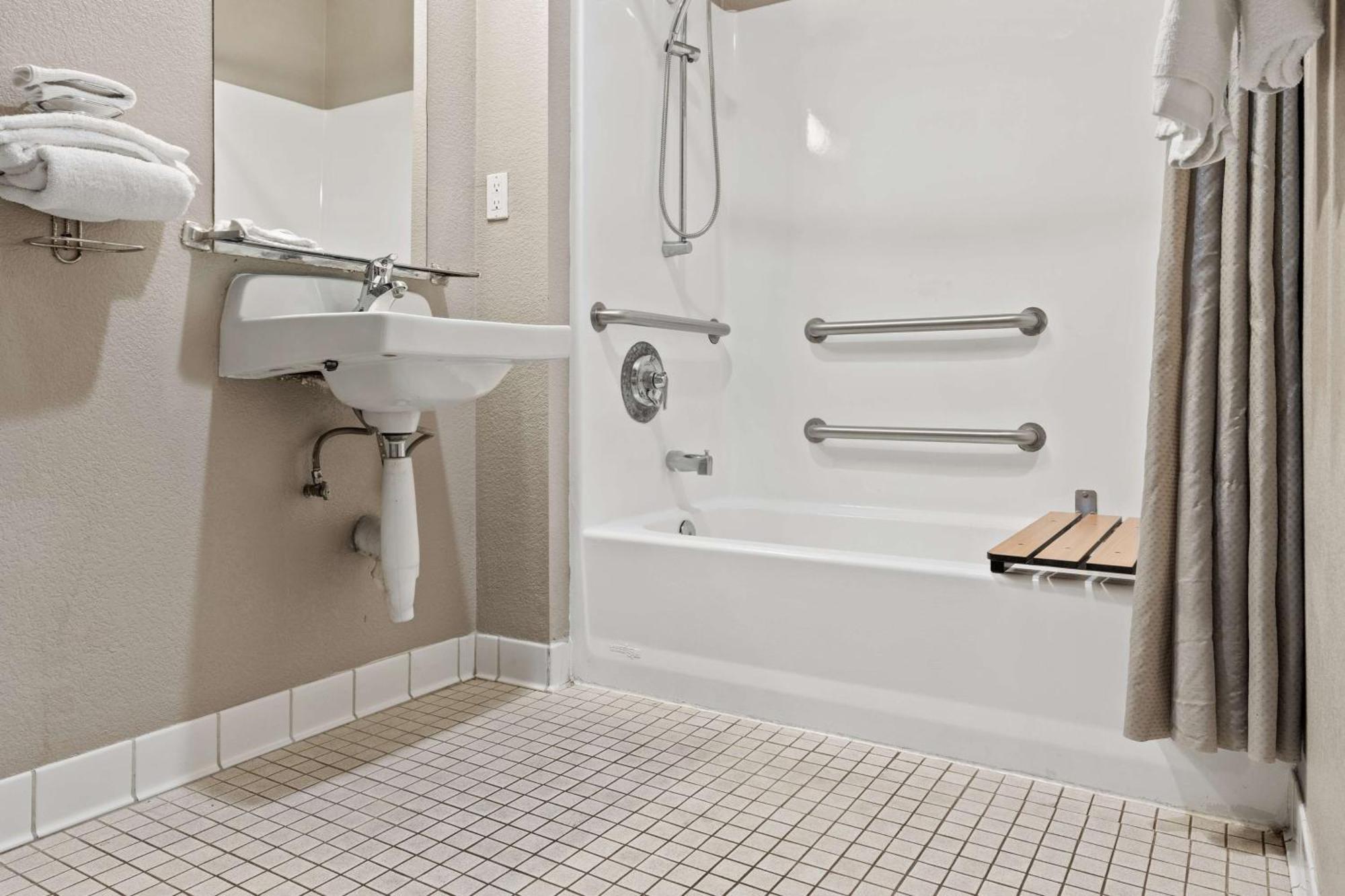 1 Full Bed | ADA/Tub | Outdoor Pool