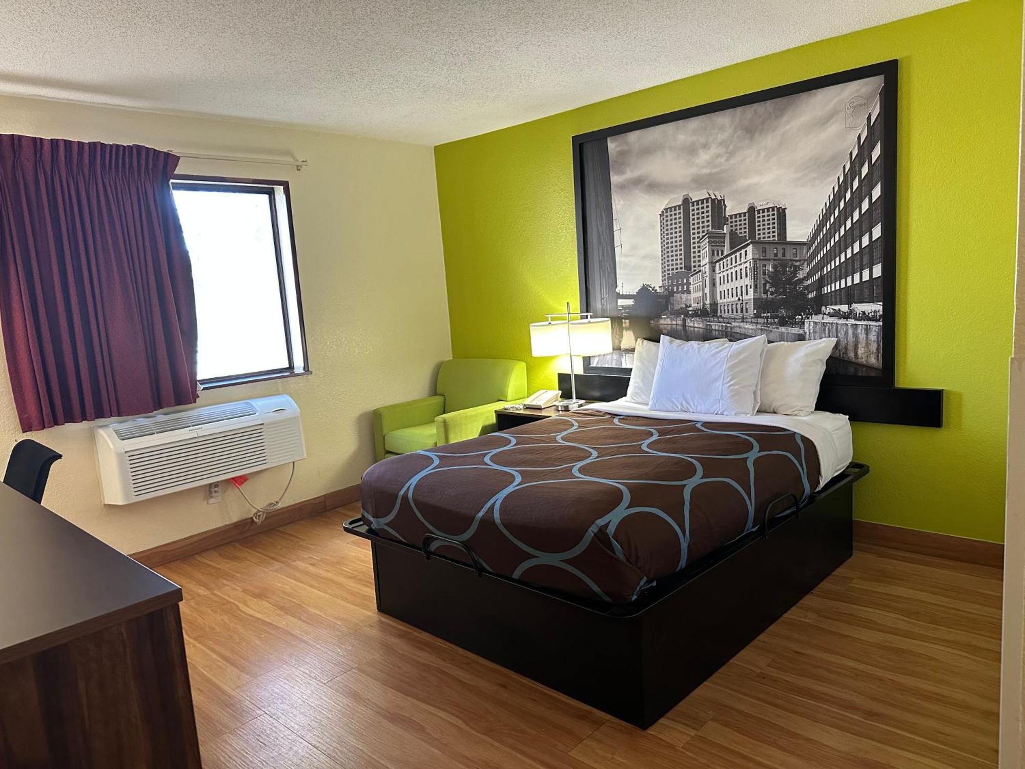 Queen Room - Mobility Access/Non-Smoking