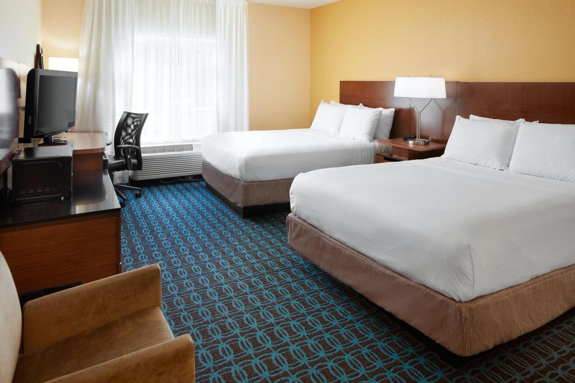 Queen Room with Two Queen Beds and Roll-In Shower - Mobility Access/Hearing Accessible