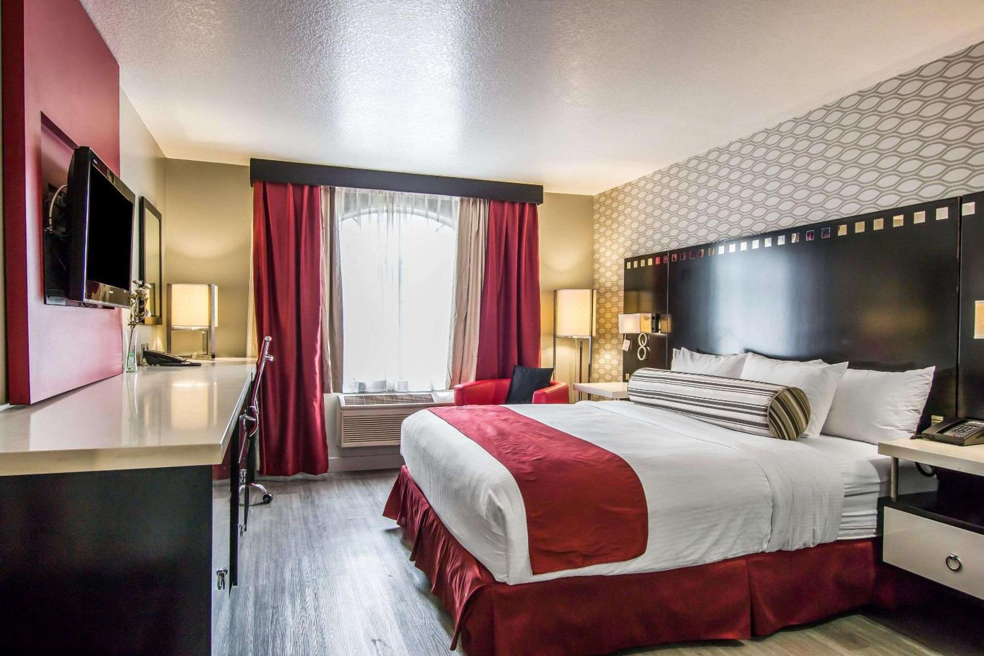 Family Suite 1 King Bed 2 Queen Beds 2 Bathrooms Non Smoking,1624323853:JPEG