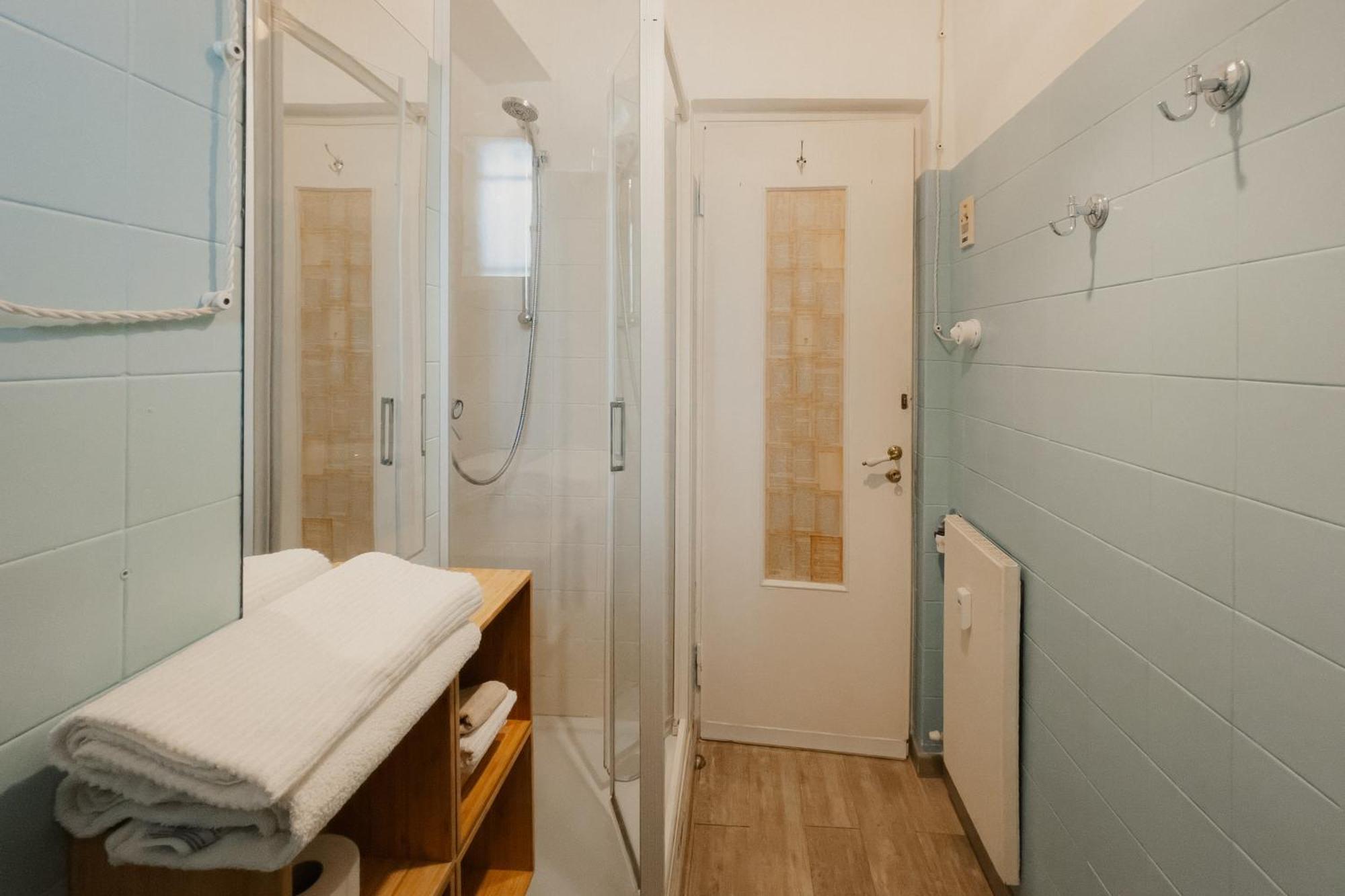 Tweepersoonskamer met een Eigen Externe Badkamer
